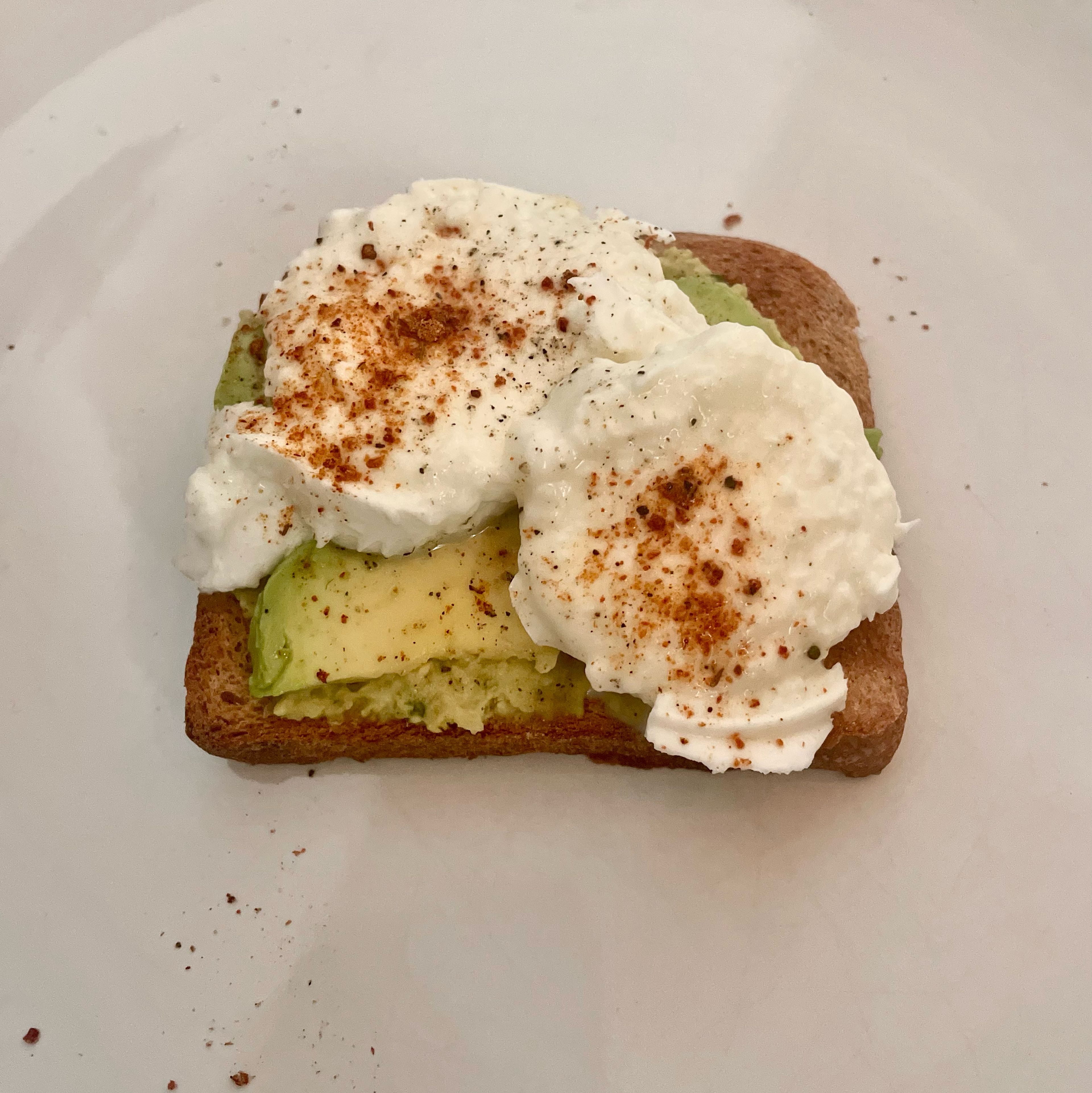 Avocado-Toast mit Hummus und Büffelmozzarella