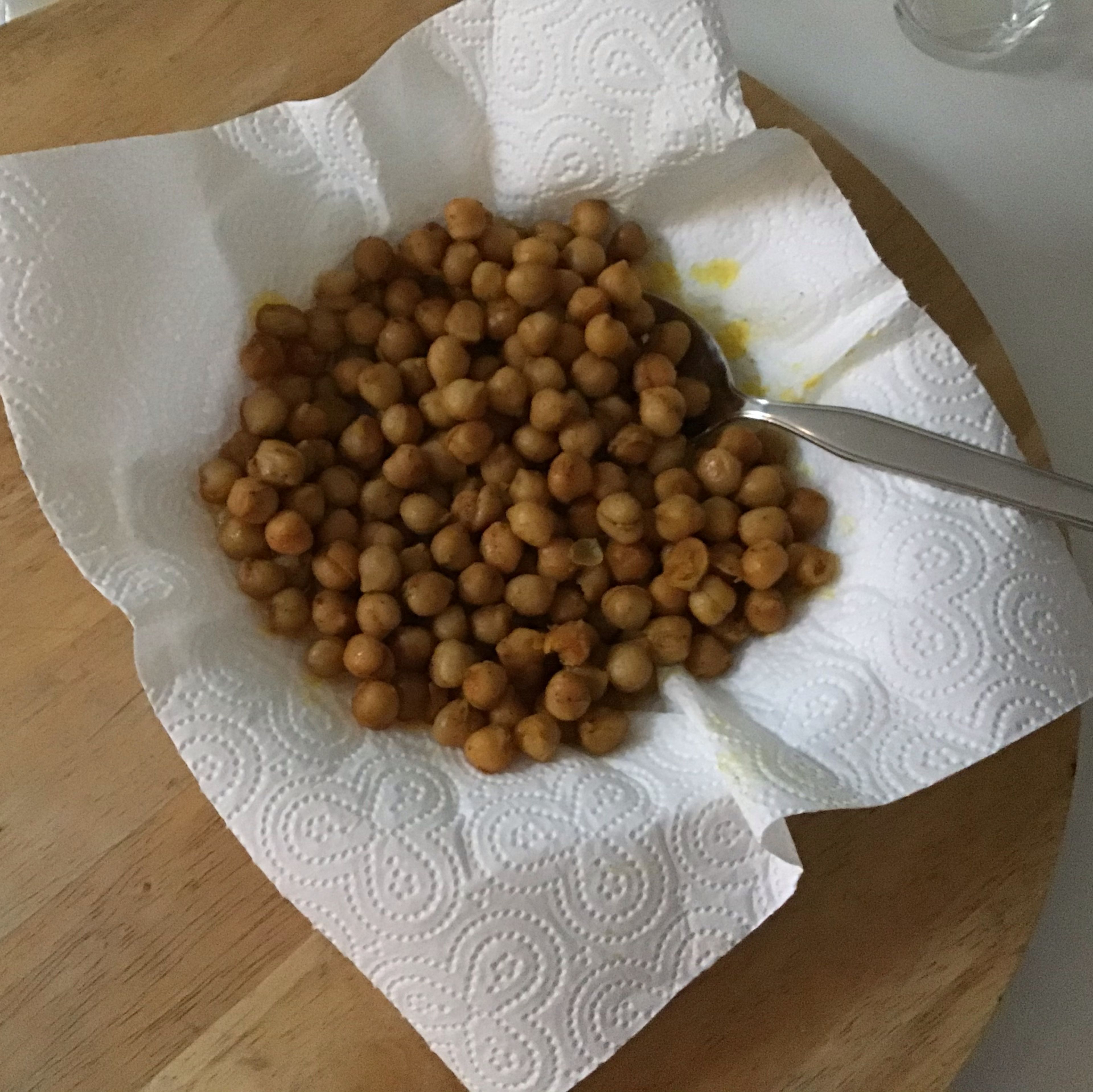 Die selben Gewürze mit den Kichererbsen in die Pfanne tun und braten bis der Geschmack dir gefällt.