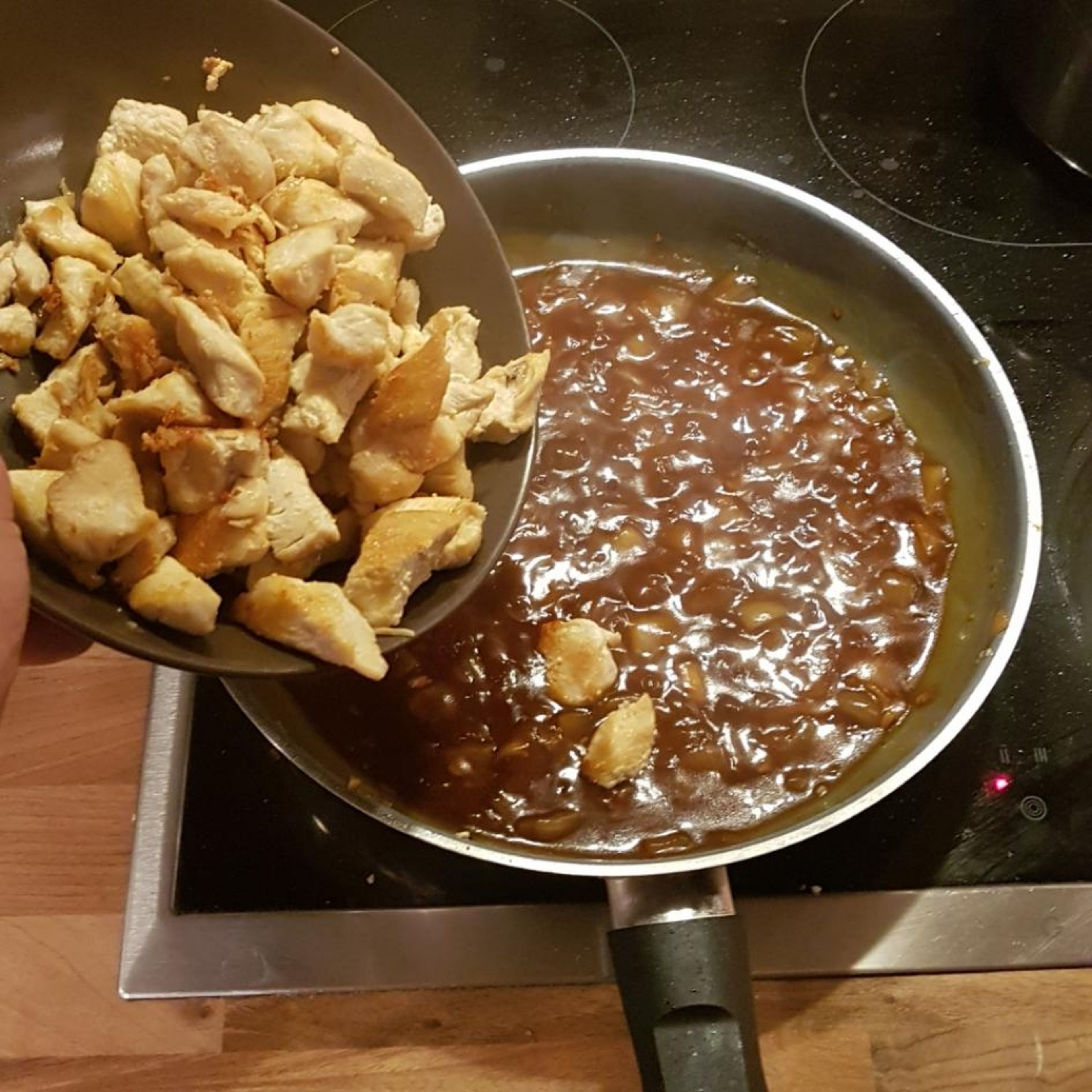 Mit Maisstärke (in kaltem Wasser anrühren) andicken, je nach Wunsch und abschmecken... Dann das Fleisch wieder hinzugeben und kurz köcheln lassen.