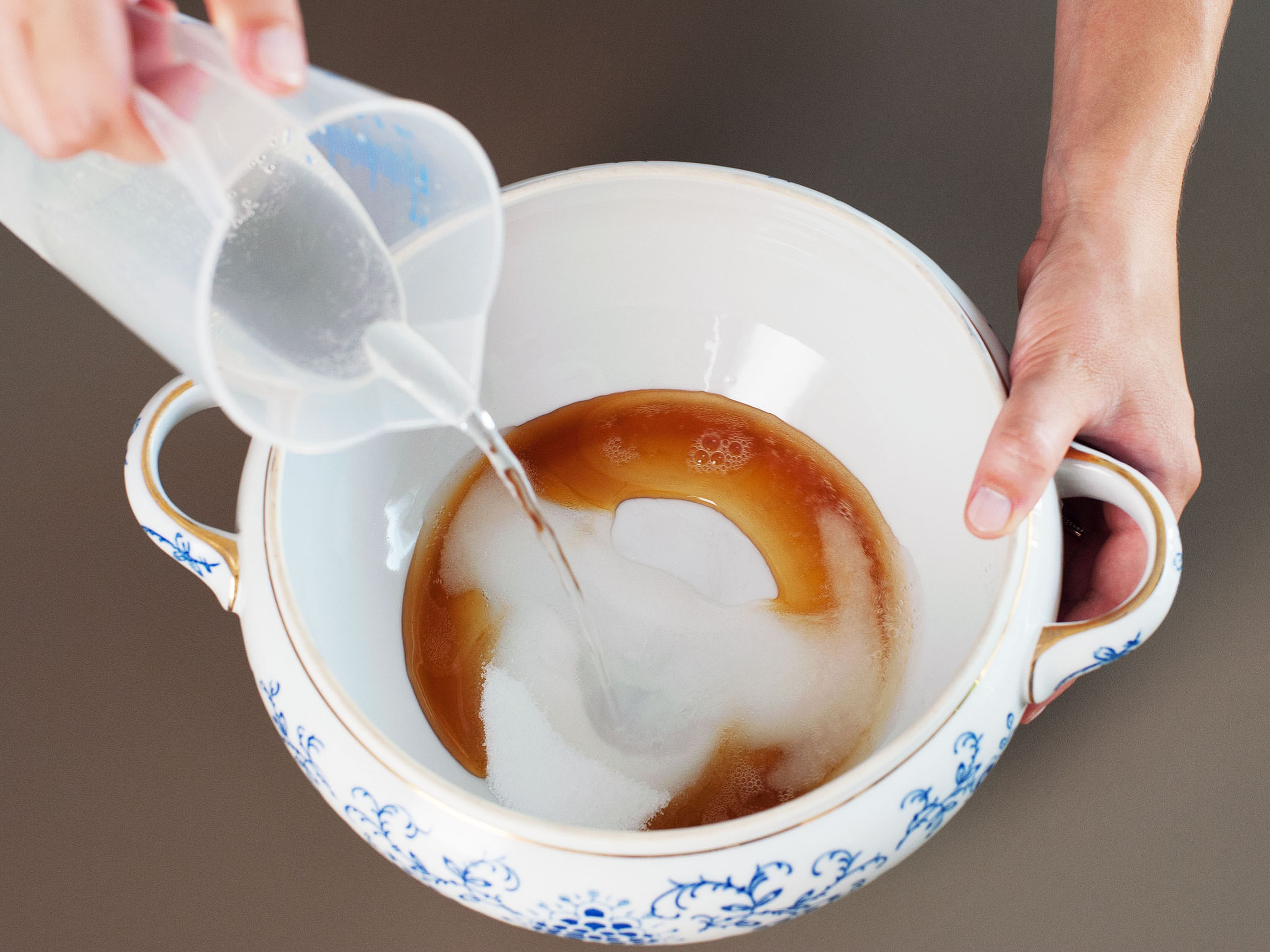 In großer Karaffe oder Schüssel den Zucker, Ahornsirup und Sprudelwasser vermischen bis der Zucker sich aufgelöst hat.