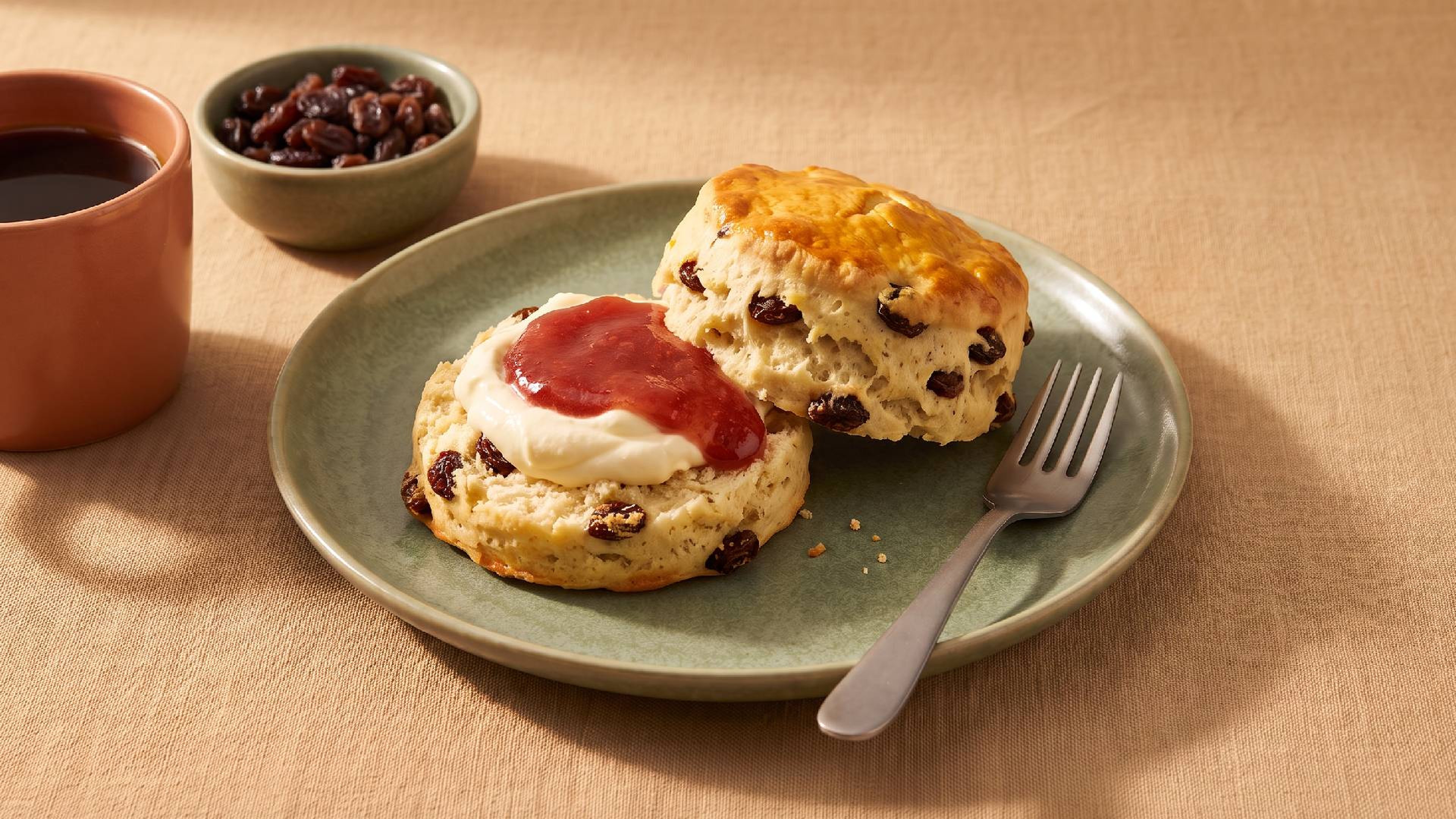 Britische Teestunde zu Hause: So backst du saftige Rosinen-Scones