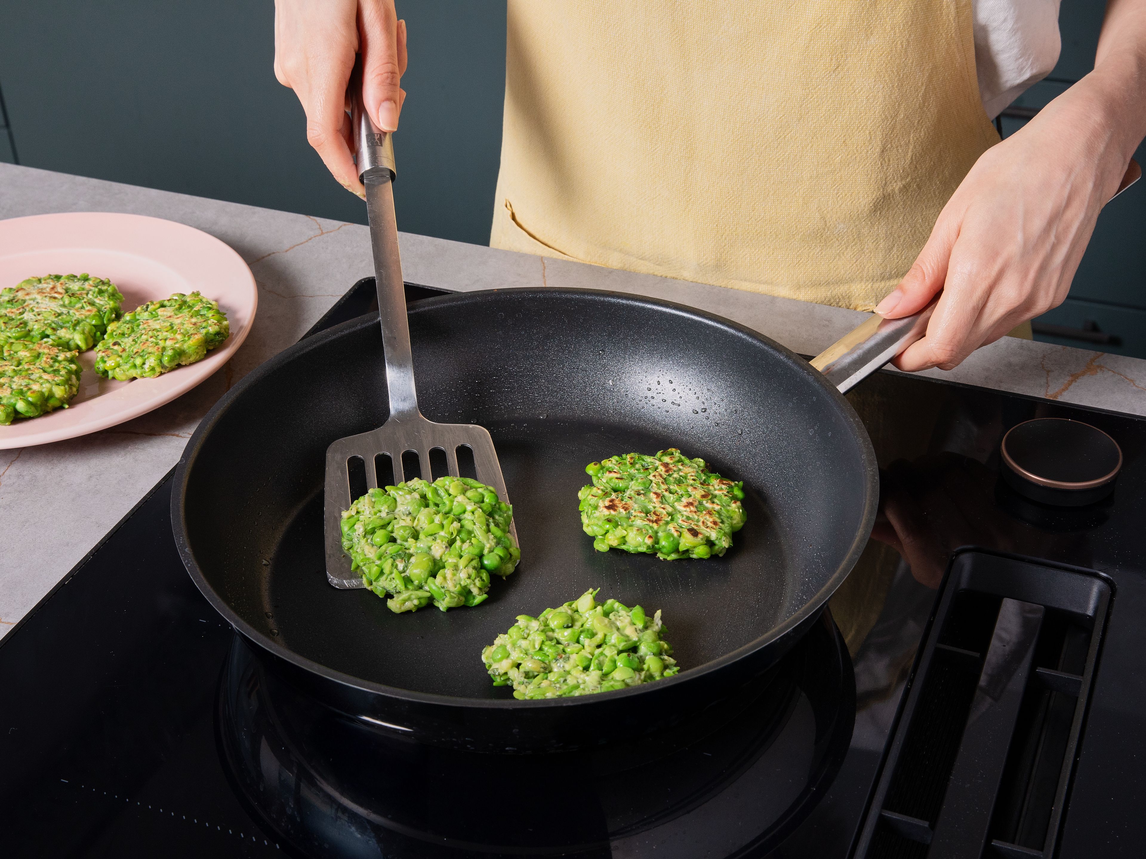 Aus der Masse mit feuchten Händen kleine Bratlinge formen. Öl in einer Pfanne erhitzen und die Fritters bei mittlerer Hitze pro Seite ca. 3–4 Min. goldbraun braten. Nach Bedarf auf Küchenpapier abtropfen lassen.