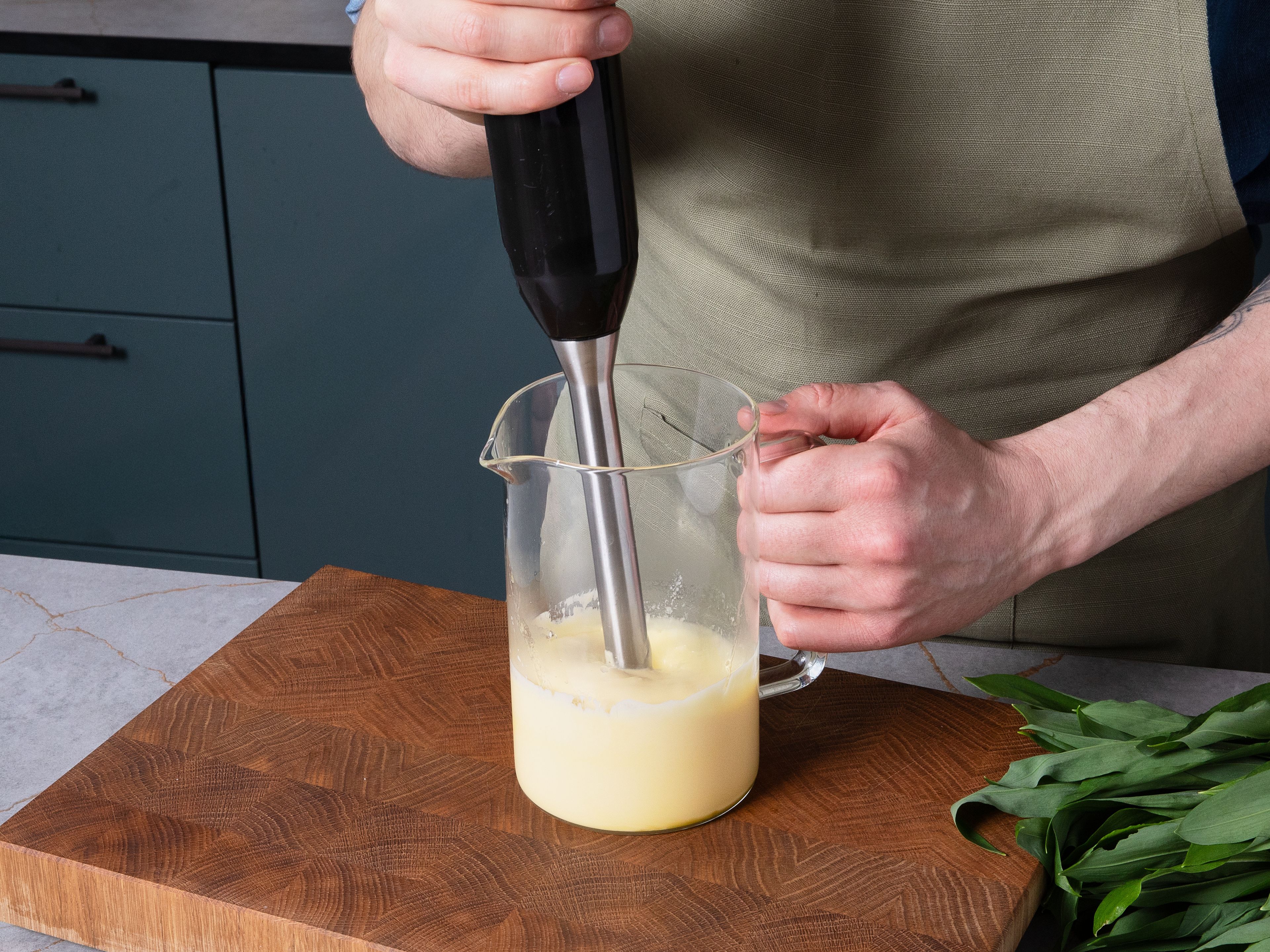 Für die Hollandaise die Eigelbe vom Eiweiß trennen. Eigelbe in eine kleine Schüssel geben und Eiweiß für eine andere Verwendung aufheben. Butter in einem Topf zerlassen, dabei darauf achten, dass sie nicht braun wird. Eigelb, Zitronensaft, Salz, etwas Zucker und Pfeffer in einem hohen Gefäß mit dem Stabmixer verrühren.