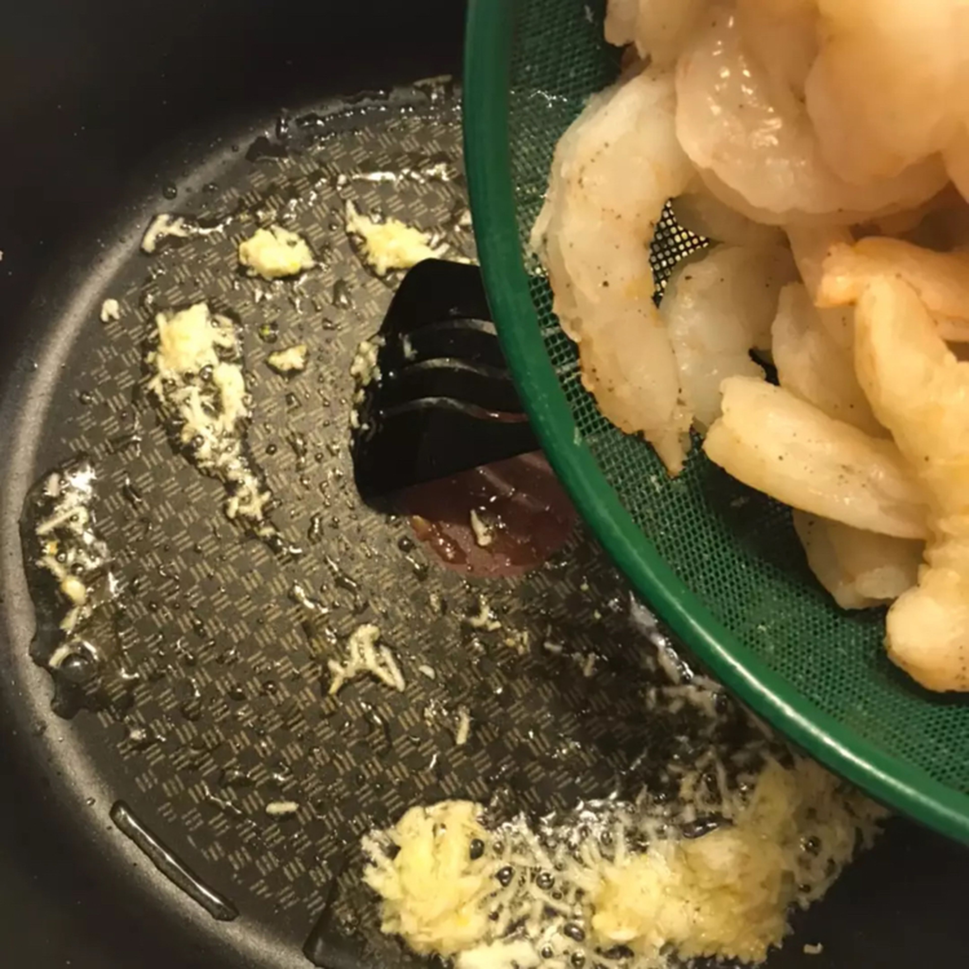 Heat the oil in a deep pan and pour the grated garlic. Add the shrimp and fry for 4-5 minutes until it turns pink. Then take out the shrimp and put it aside.