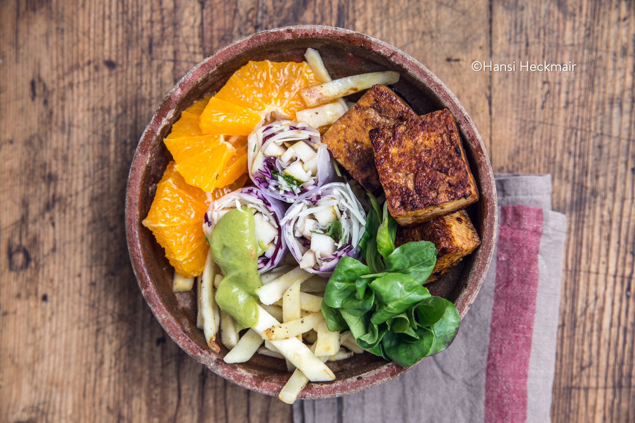 Bild von Salatbowl mit Glücksrollen, Spicy Tofu, Pastinake und Orange