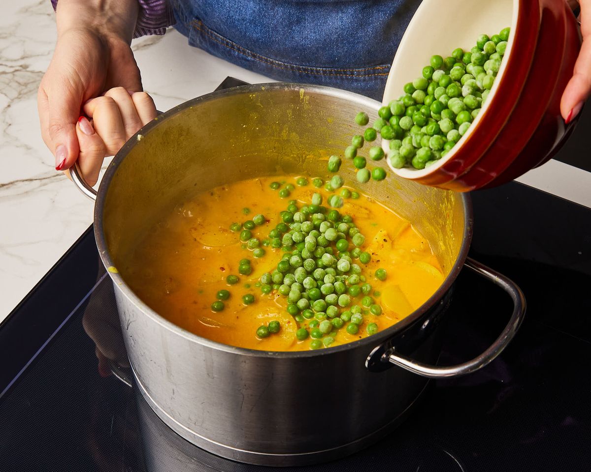 Quick and easy potato and pea curry | Recipe | Kitchen Stories