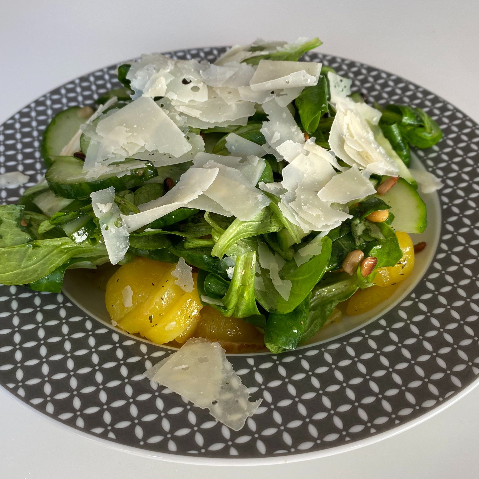 Vegetarische Bratkartoffeln mit Feldsalat und Parmesan | Rezept ...