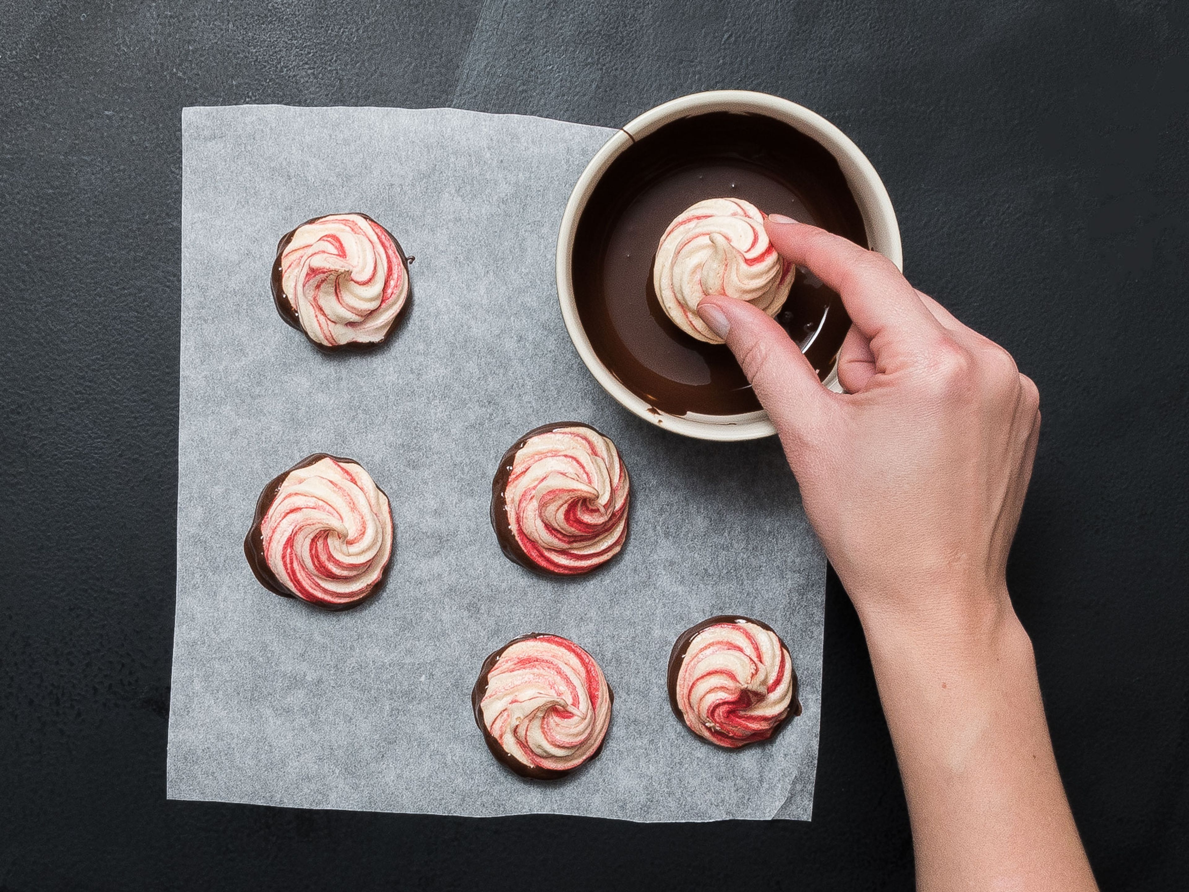 Meanwhile, melt the chocolate in a heatproof bowl set over a pot filled with simmering water. Dip the bottoms of the cooled meringues in chocolate, and leave to set on a piece of parchment paper. Enjoy!