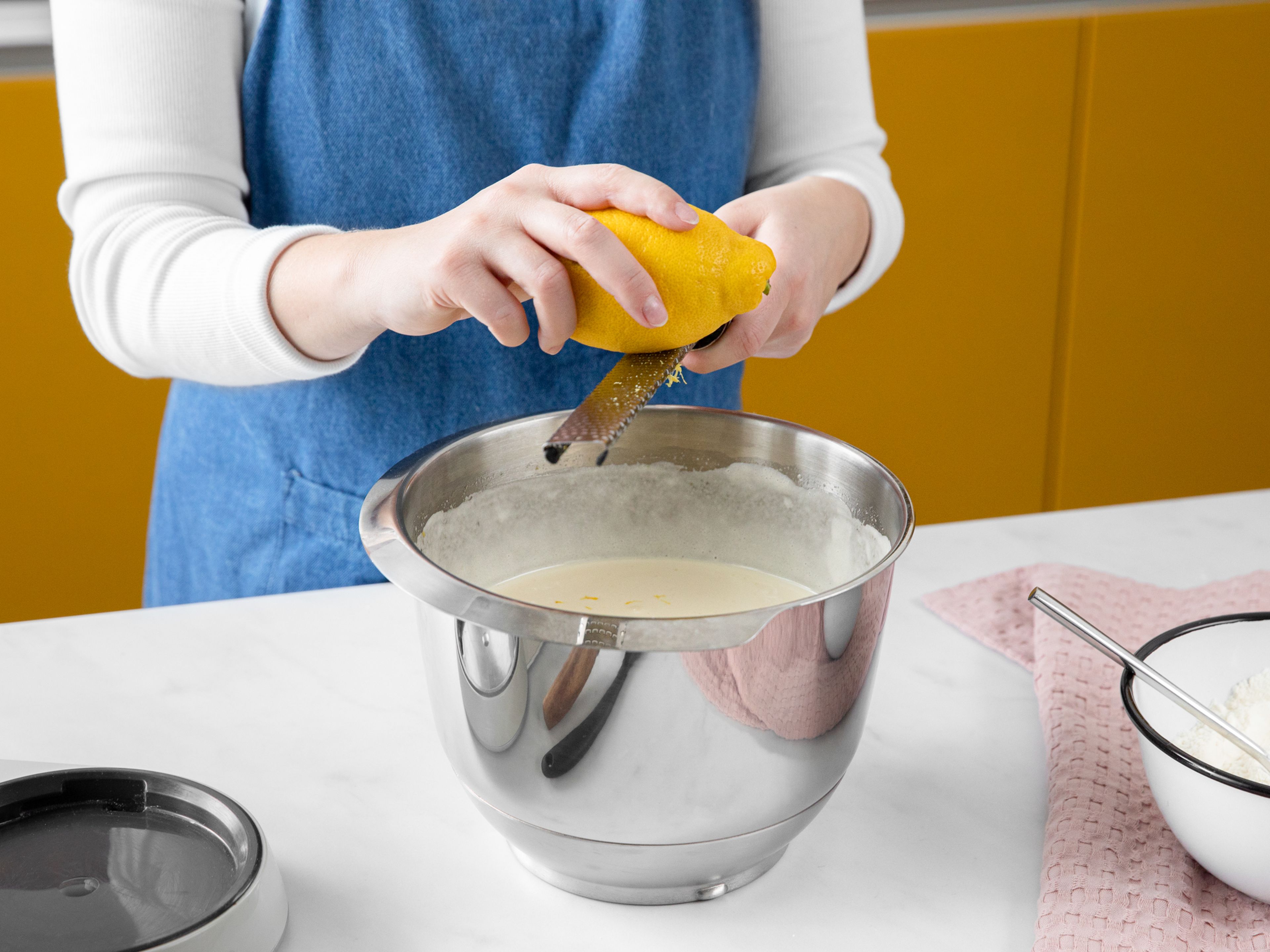 Den Backofen auf 180°C vorheizen. Zwei Springformen fetten und mit Backpapier auslegen. Für die Böden die Eier mit dem Zucker und dem Vanillezucker in der Küchenmaschine schaumig schlagen (ca. 5 Min.). Währenddessen Mehl, Backpulver, Stärke und Salz in einer Schüssel mischen. Die geschmolzene Butter und Zitronenabrieb unter die Ei-Mischung rühren. Mehl-Mix nach und nach in die schaumige Eimasse sieben und vorsichtig unterheben. Jeweils die Hälfte der Masse in die vorbereiteten Springformen füllen und im vorgeheizten Backofen für ca. 25 – 30 min backen. Dann die Böden komplett auskühlen lassen.
