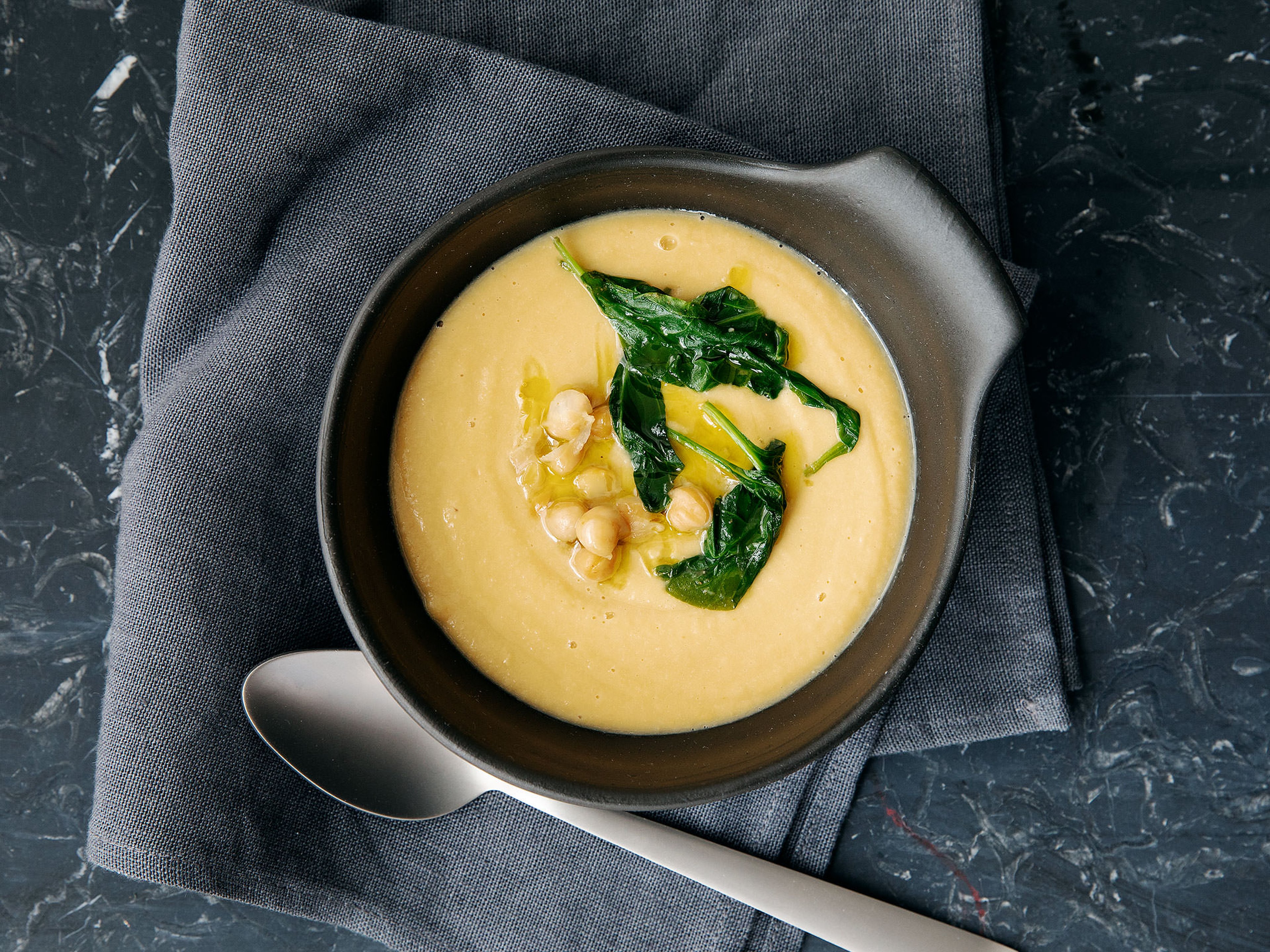 Hummus soup with spinach