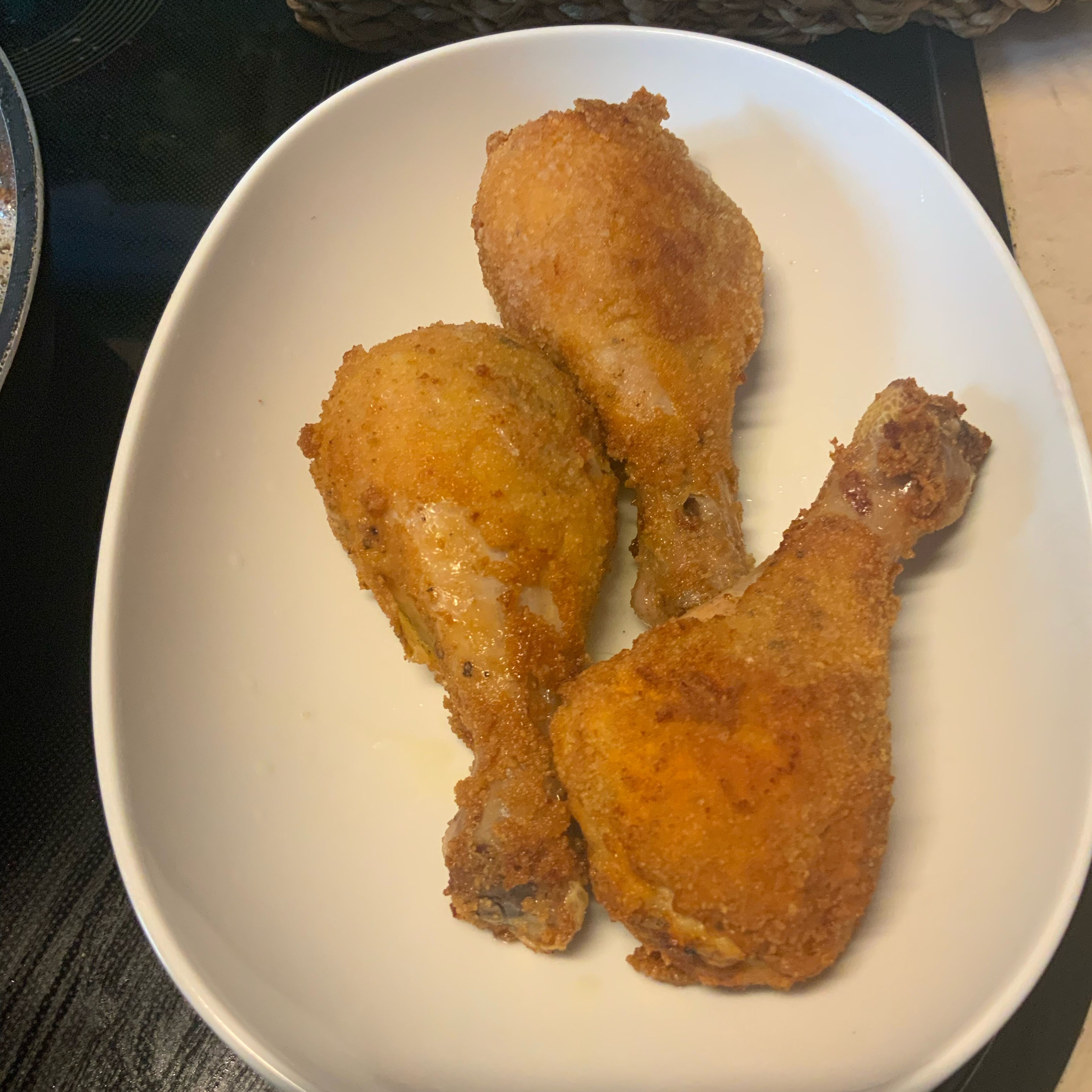 Die frittierten Hendlteile auf einem Küchenpapier abtropfen lassen und danach mit Zitronensaft beträufeln.