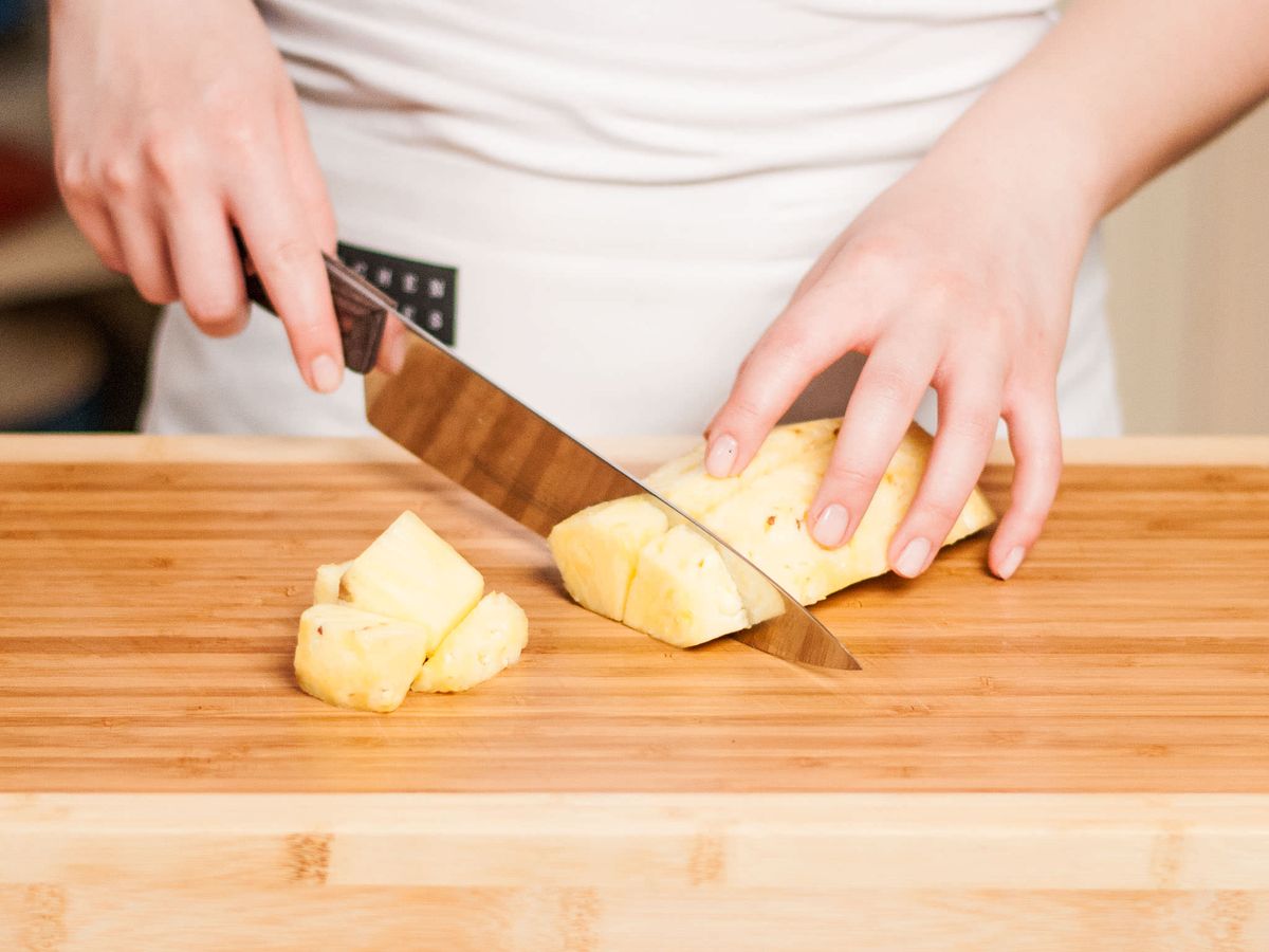 Ananas in weißer Schokolade und Baiser | Rezept | Kitchen Stories