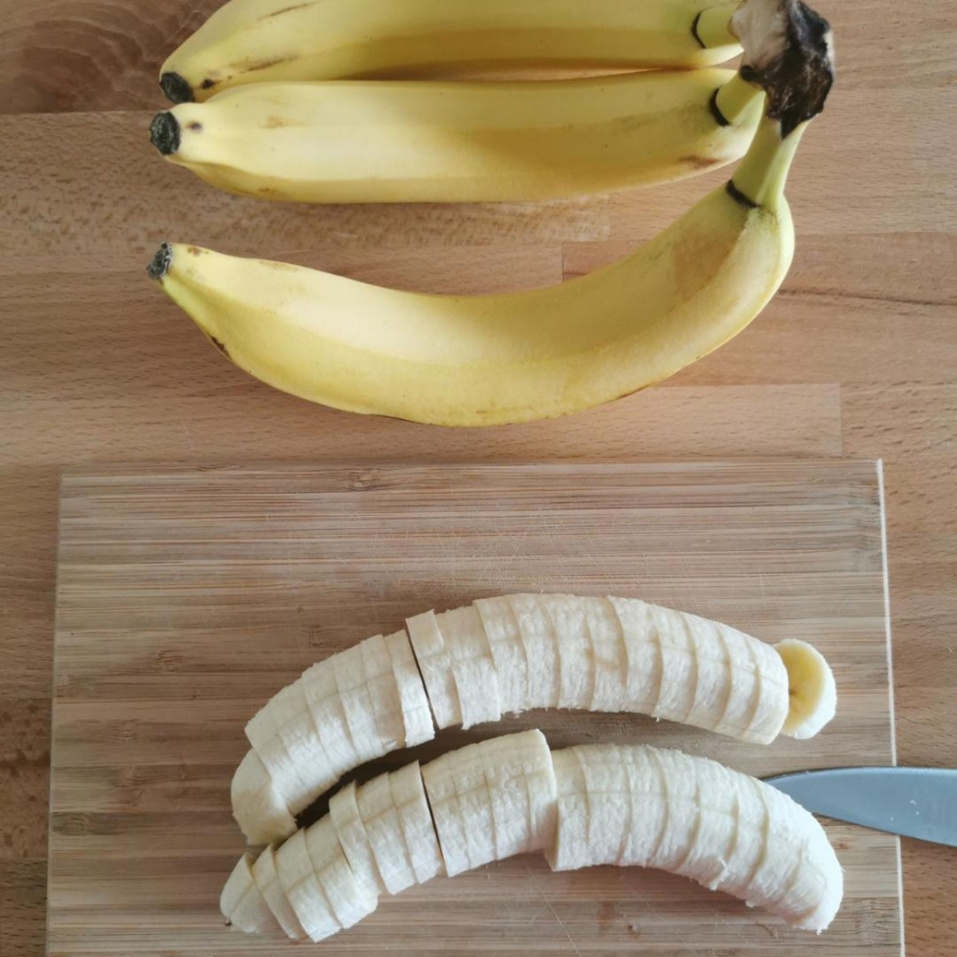Für die Nice Cream Basis muss du als erstes 2 Bananen in Scheiben schneiden und sie anschließend in einem Gefrierbeutel/einer Box in die Tiefkühltruhe für ein paar Stunden legen. Am besten du nimmst sehr reife Bananen, die machen es zum Schluss besonders süß! Ideal auch einfach über Nacht in das Tiefkühlfach.