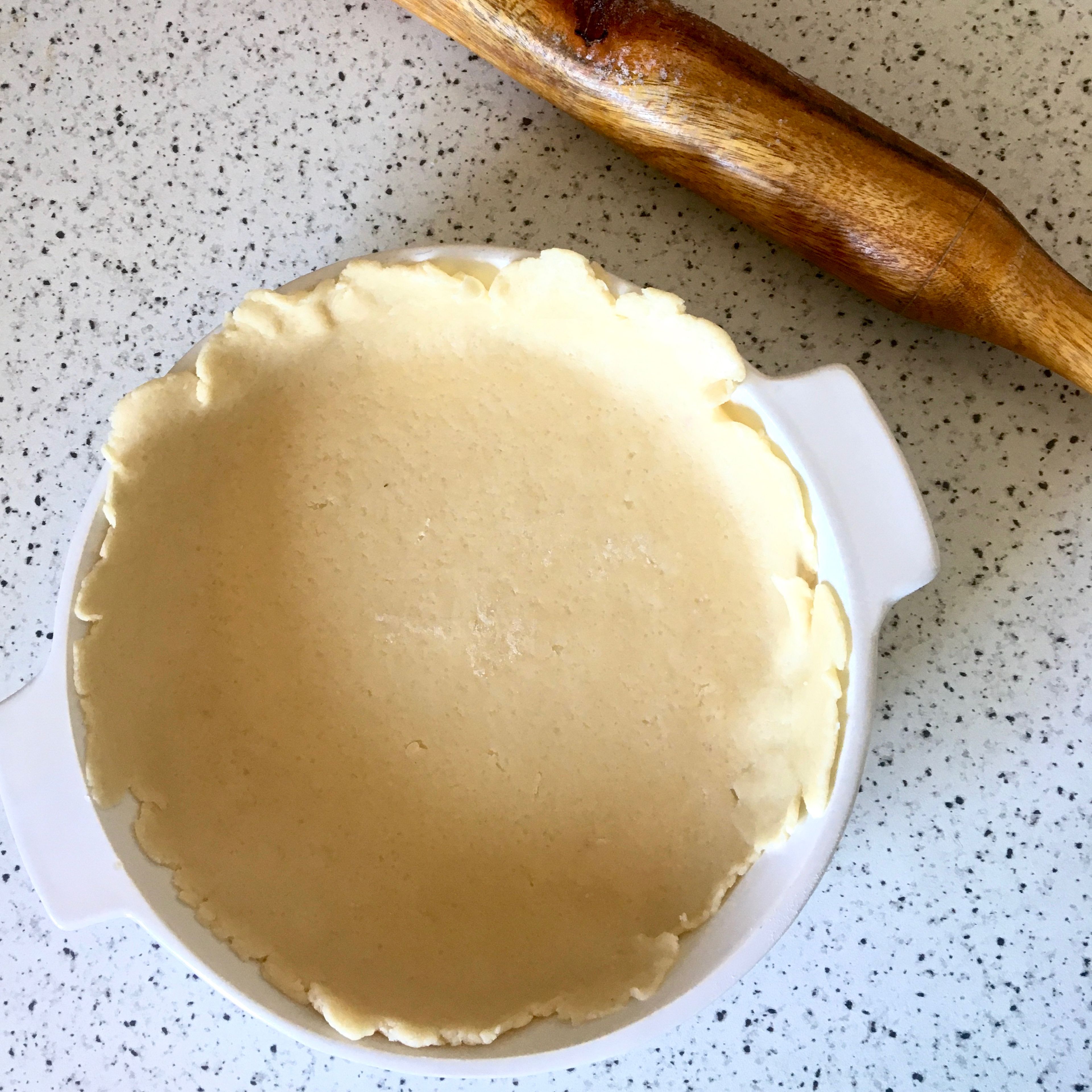 Heat the oven to 180 C. Flour your work surface and rolling pin. Roll out one of the refrigerated dough pieces into a 2-3 mm thick circle, large enough to cover the bottom and sides of a pie dish. Transfer to the dish and trim the excess. Add the cream mixture over the pie crust and distribute evenly.