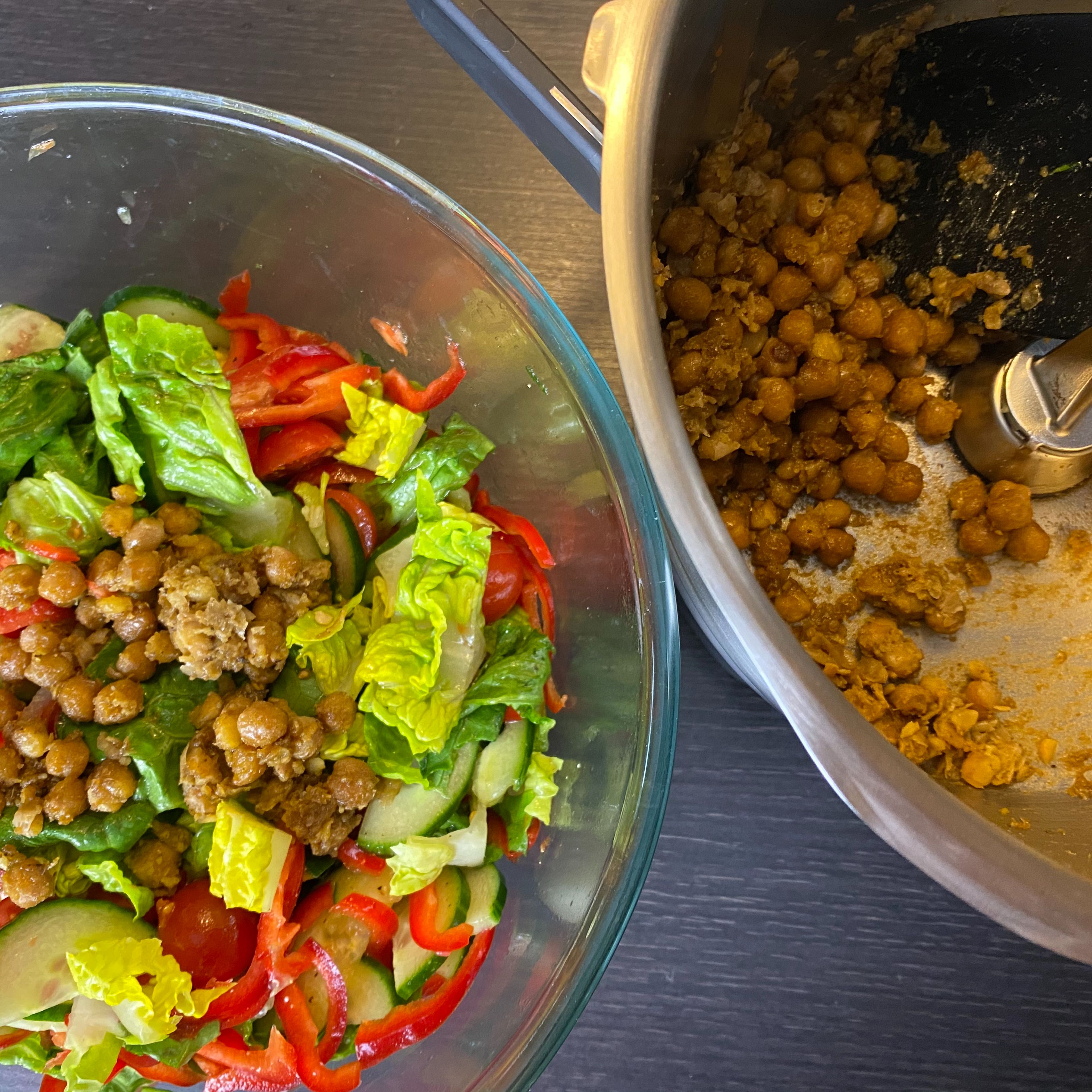 Sobald die Kichererbsen fertig sind, werden sie auch zum Salat gegeben, aber noch nicht untergerührt.