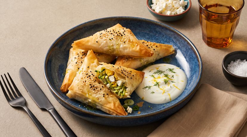 Herzhaft gefüllte Filoteig-Taschen mit Zucchini, Ei und Feta