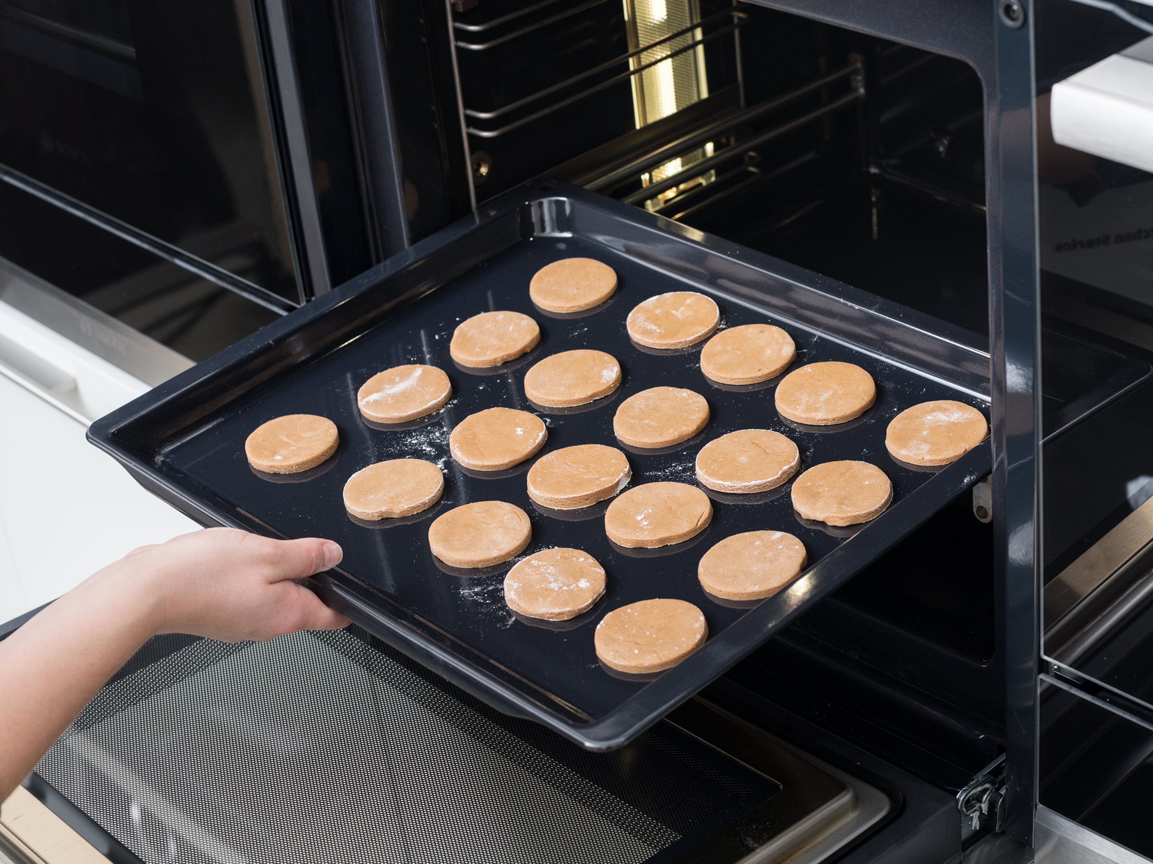 Backofen auf 200°C vorheizen. Teig auf einer bemehlten Arbeitsfläche ca. 3/4-cm dick ausrollen. Kekse ausstechen und auf einem Backblech für ca.8 – 10 Min. backen. Die fertigen Cookies komplett auskühlen lassen.
