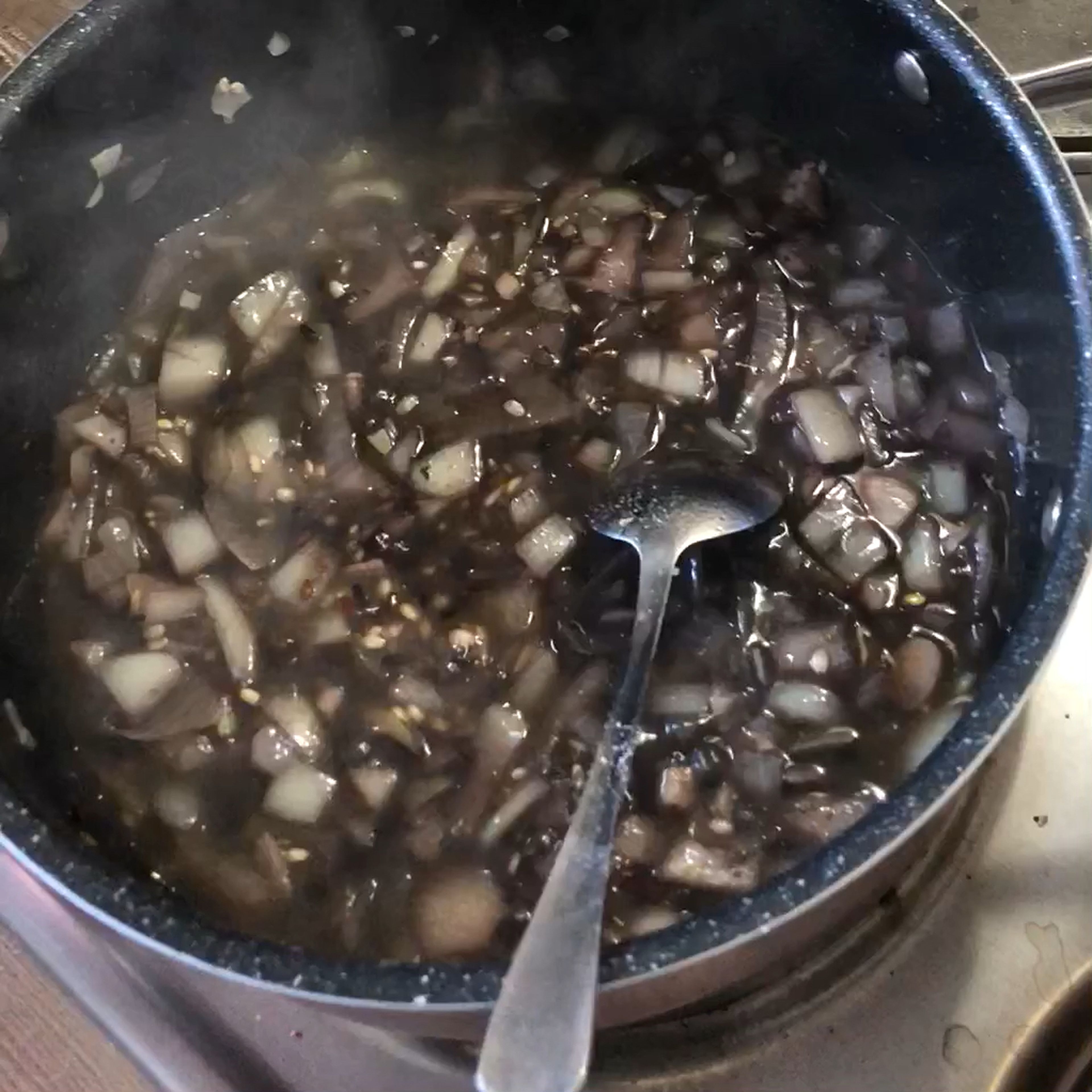 Mit Salz und Pfeffer abschmecken und separat aufgelöste Gemüsebrühe (200ml) hinzugießen. Darufhin Oregano hinzufügen.