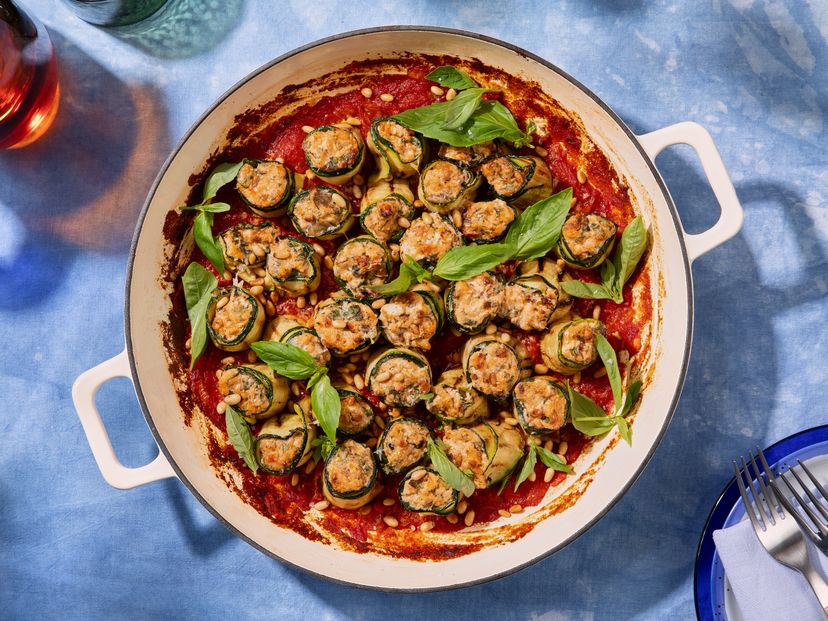 Zucchini-Involtini mit Antipasti-Ricotta-Füllung und Pinienkernen