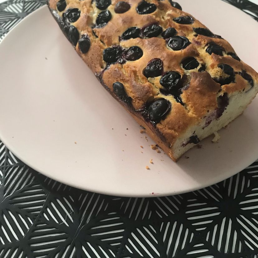 Yoghurt cake with blueberries