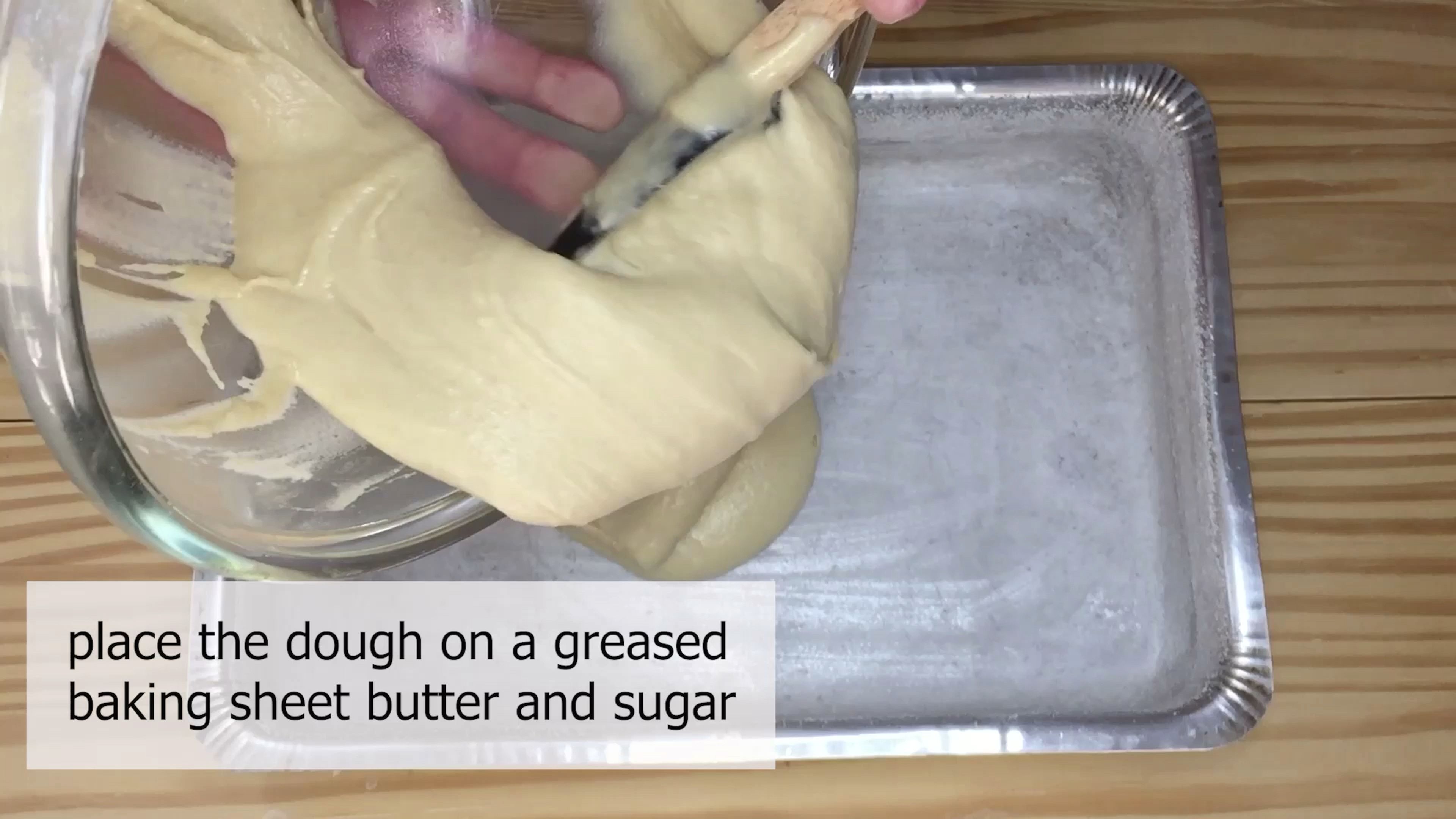 Place the dough on a greased baking sheet with butter and sugar. Put over the dough the sliced cavendish banana and let rise for 30 minutes.
