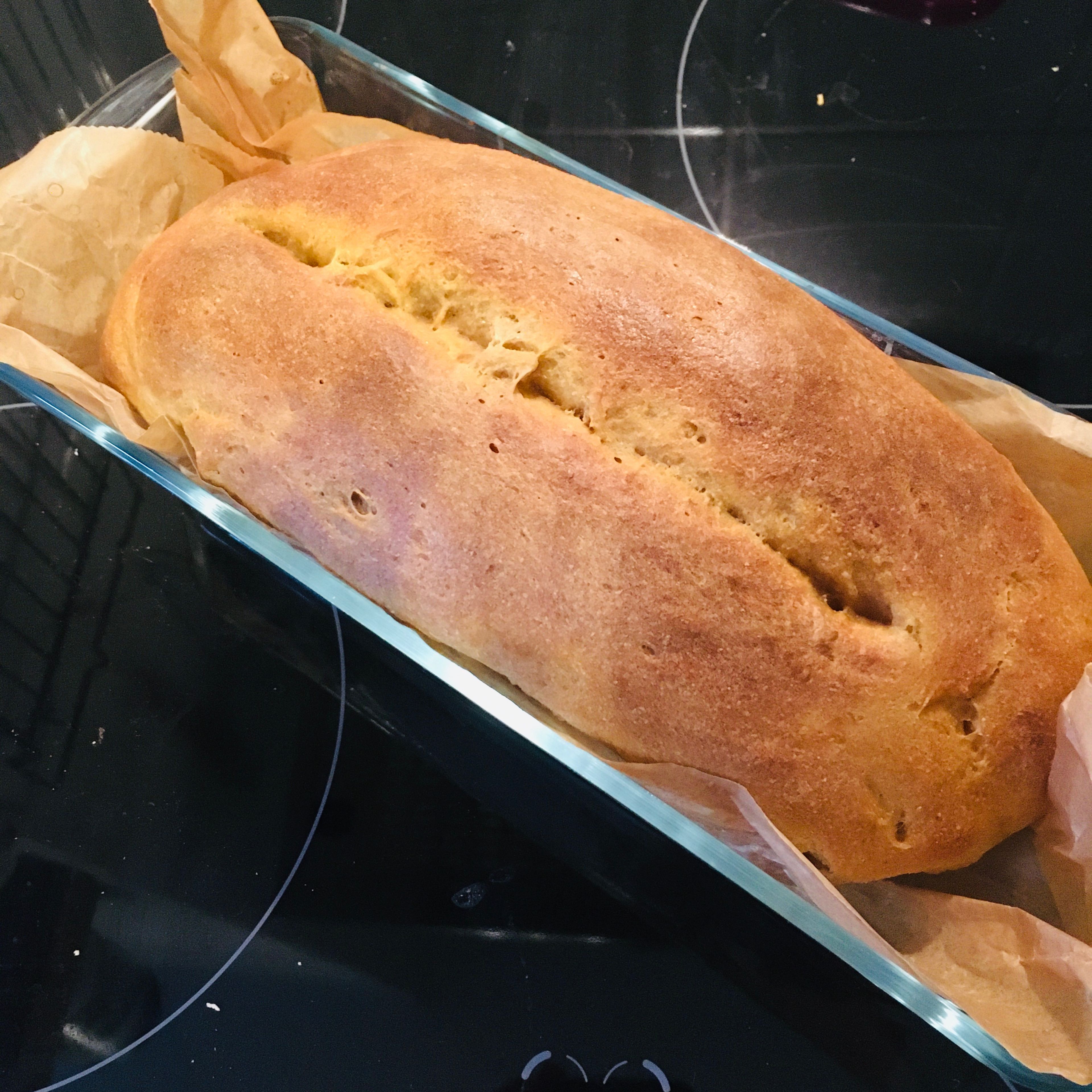 Brot aus dem Backofen nehmen und abkühlen lassen, bevor es aus der Form genommen wird. Guten Appetit!