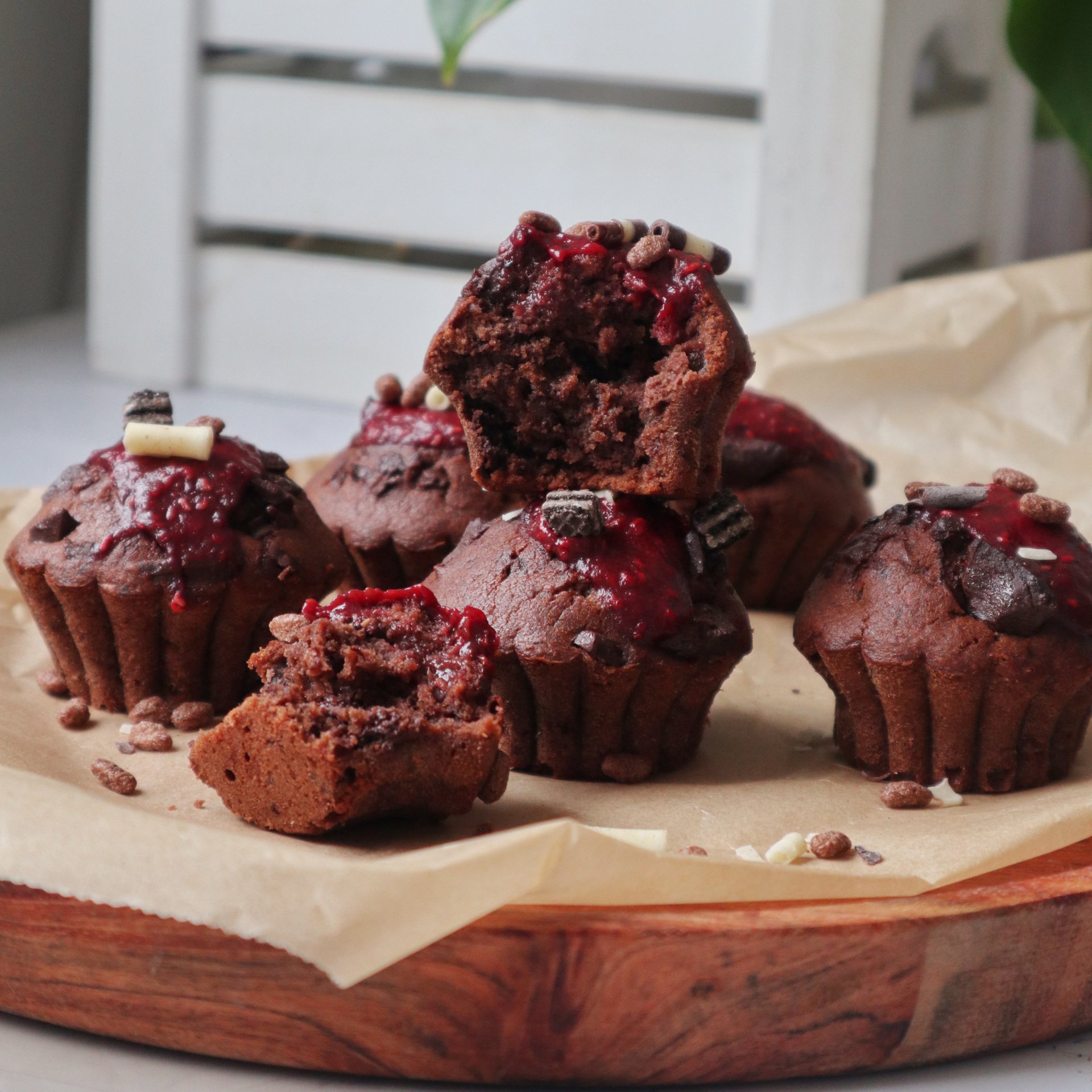 Saftige Schoko Muffins mit Erdbeer-Himbeermarmelade | Rezept | Kitchen ...