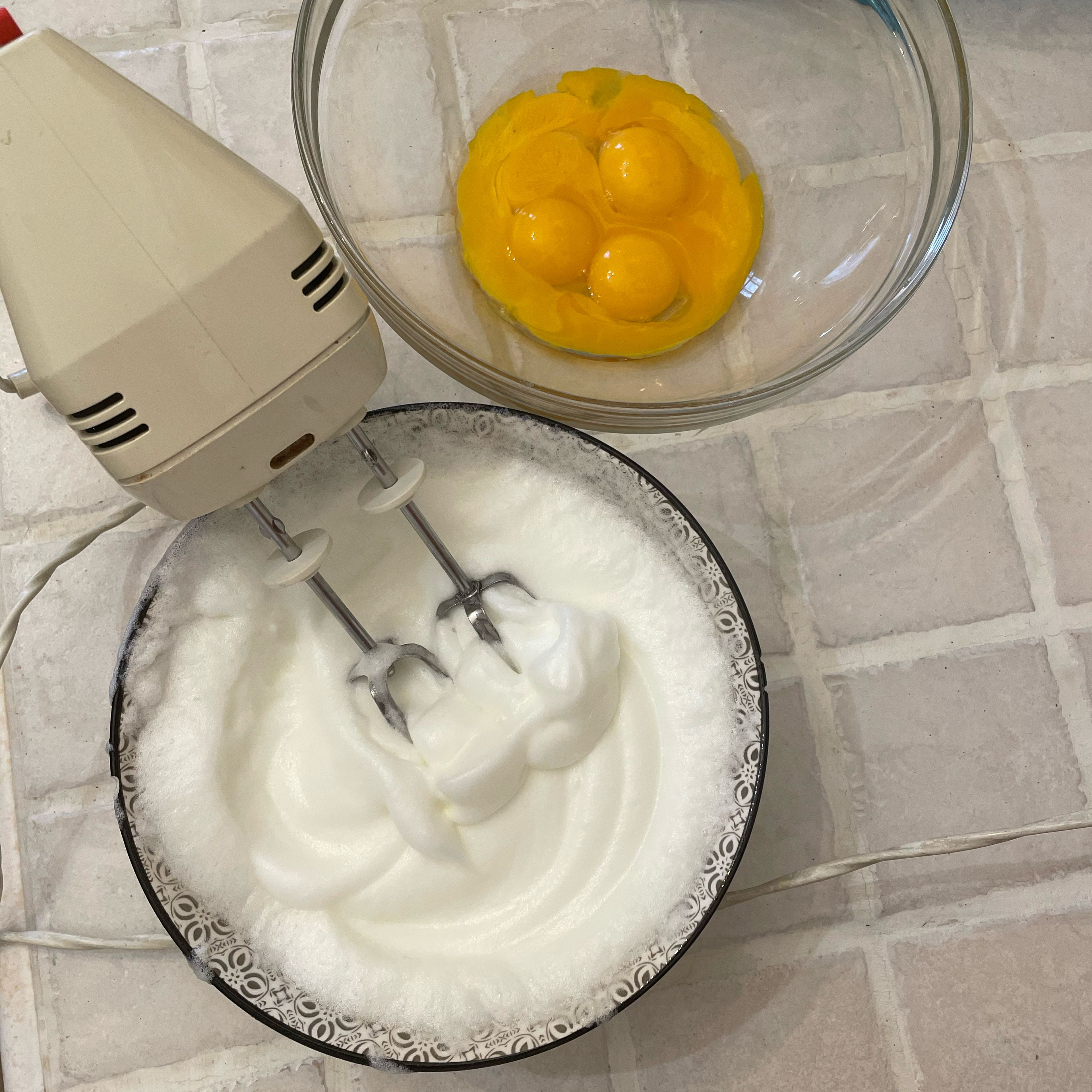 To prepare the sponge cake (steps 1-4): separate 6 egg yolks from the egg whites. Set the egg yolks aside. Add a pinch of salt to the egg whites and start mixing with a mixer until they are whipped.