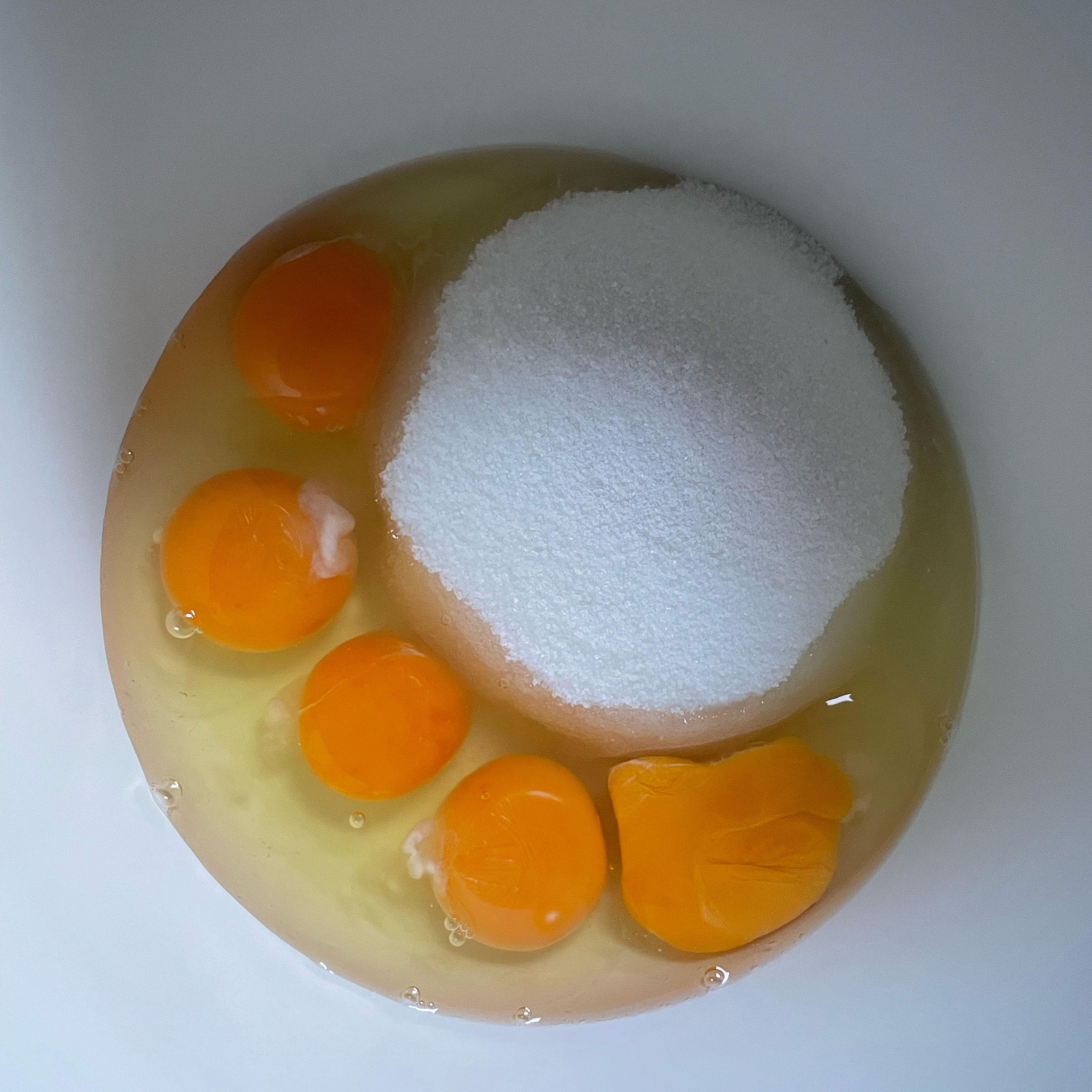 Eier und Zucker schaumig rühren