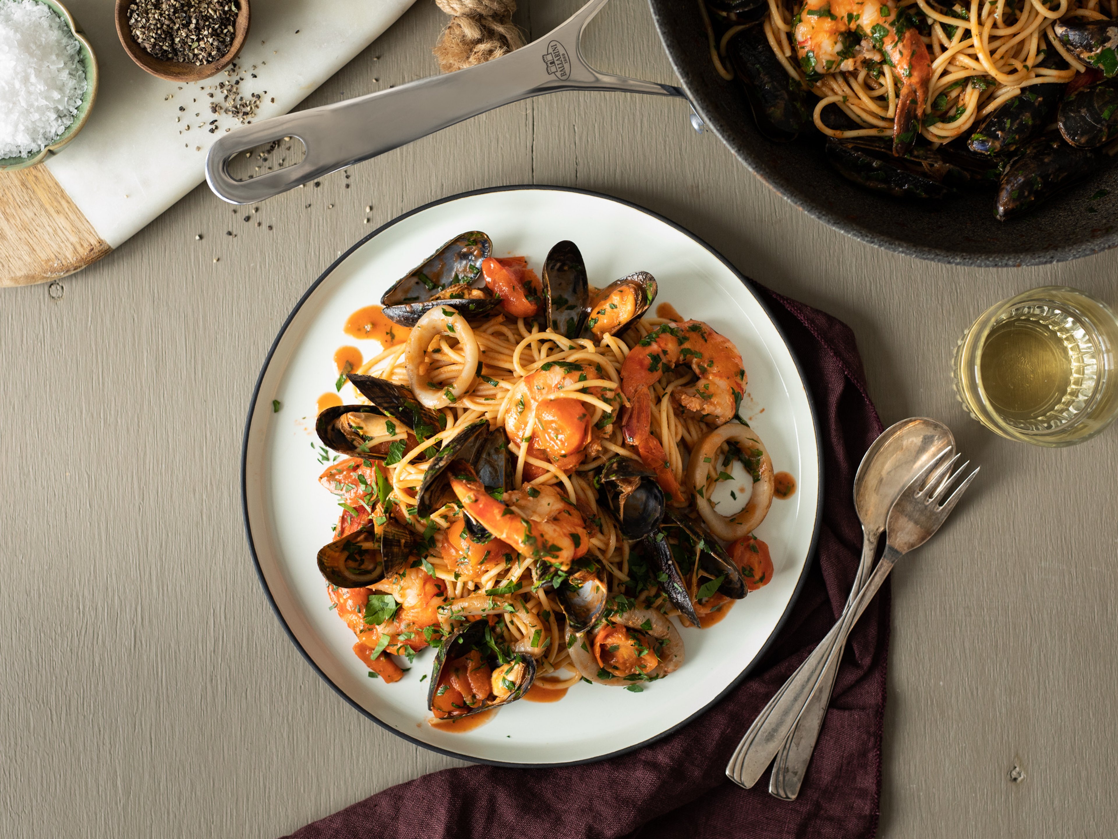 Spaghetti allo scoglio (Seafood spaghetti)