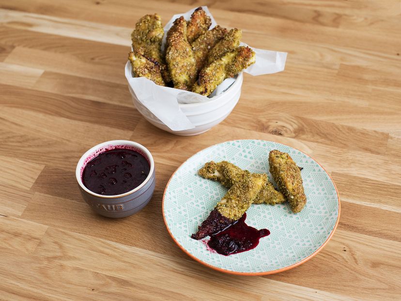 Pistachio-crusted chicken tenders with blackcurrant dip