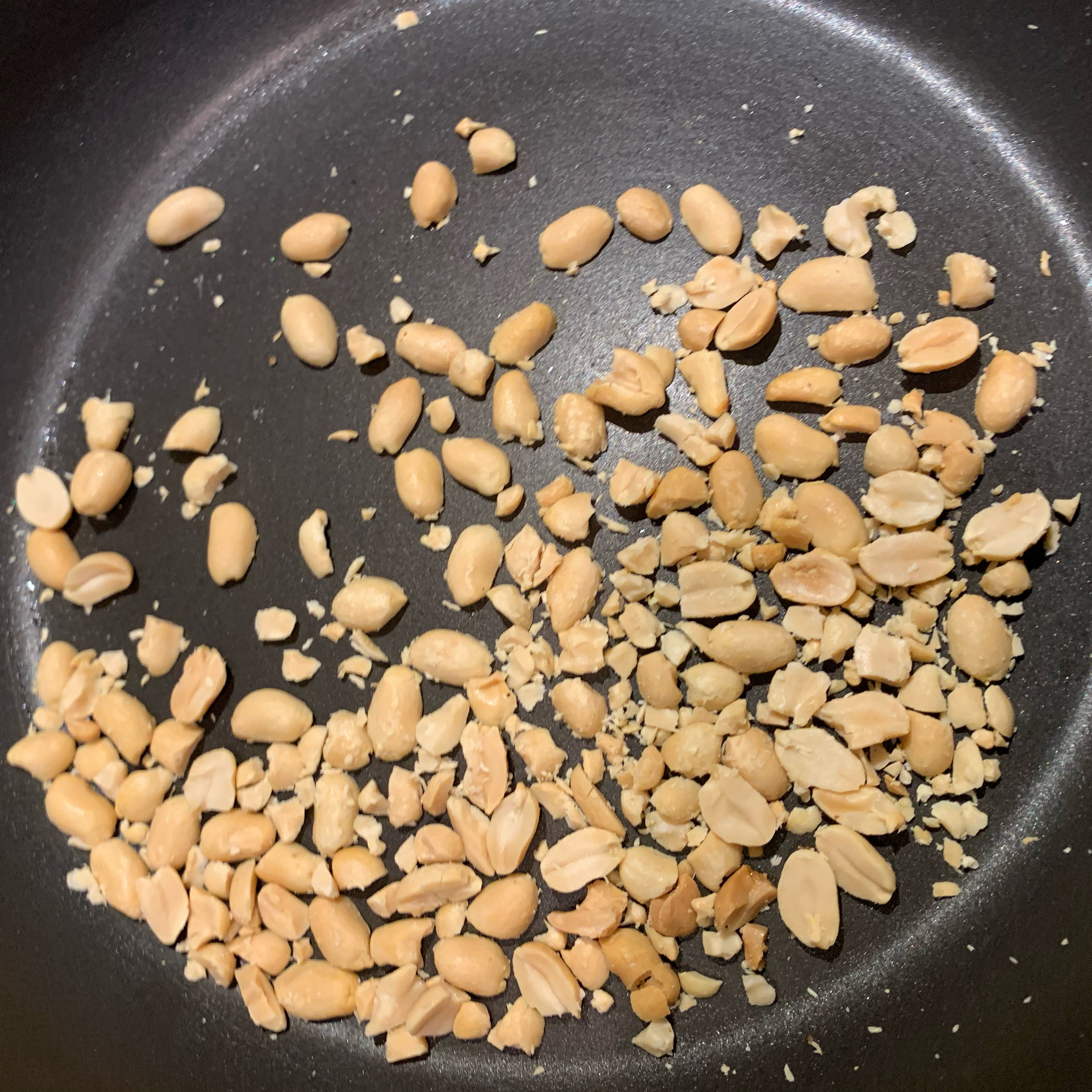 Die Erdnüsse bei mittlerer Hitze in einer Pfanne rösten bis sie an Farbe gewinnen. Beiseite stellen und mit Salz würzen