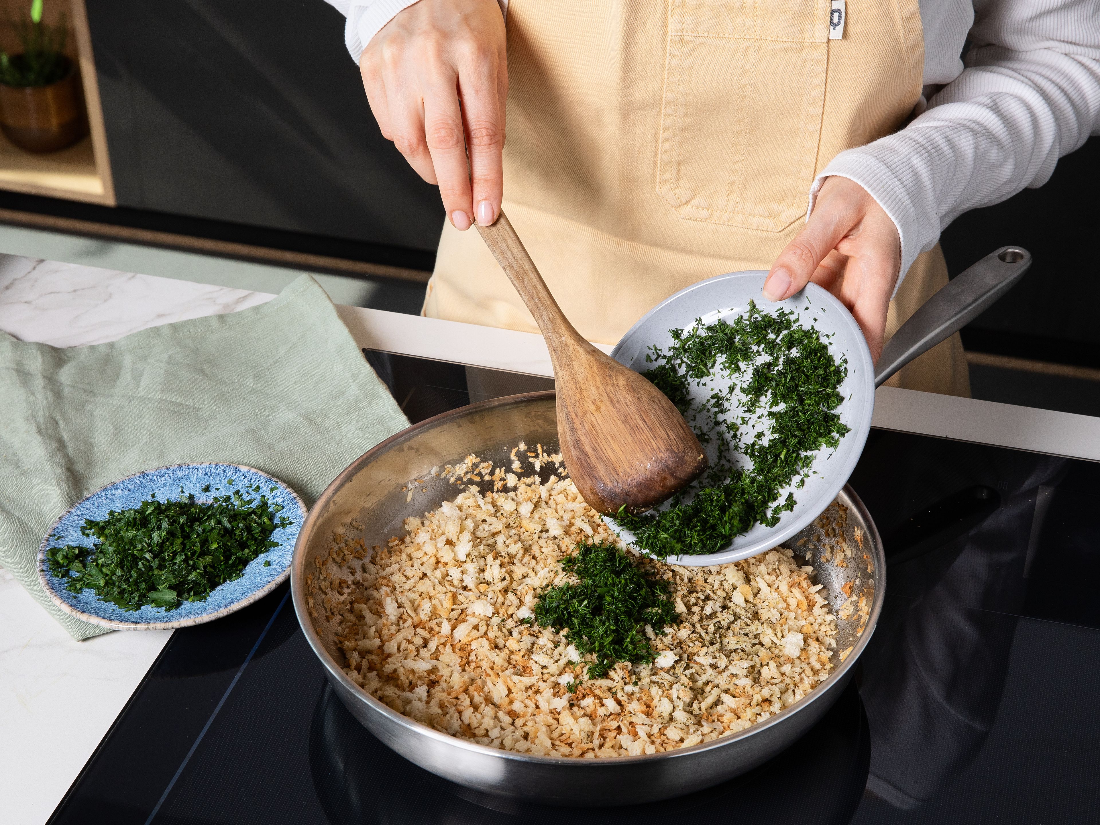 Dill und Petersilie fein hacken. In einer großen Pfanne Butter schmelzen, Panko darin bei mittlerer Hitze goldbraun rösten. Gehackte Kräuter und Oregano unterrühren, mit Salz und Pfeffer würzen. Aus der Pfanne nehmen und beiseite stellen.