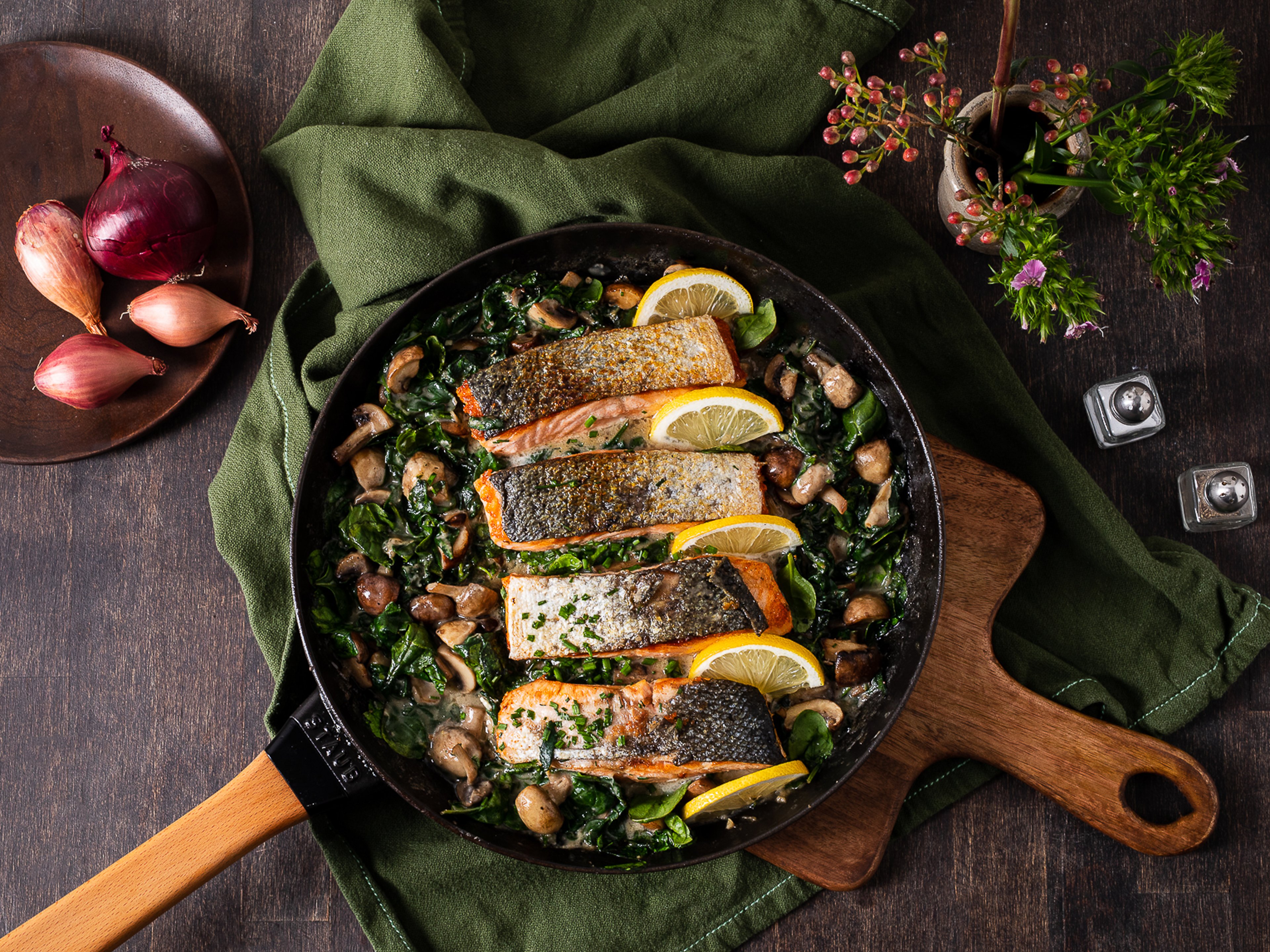 Fruchtiges Lachsfilet mit Rahmspinat und Pilzen