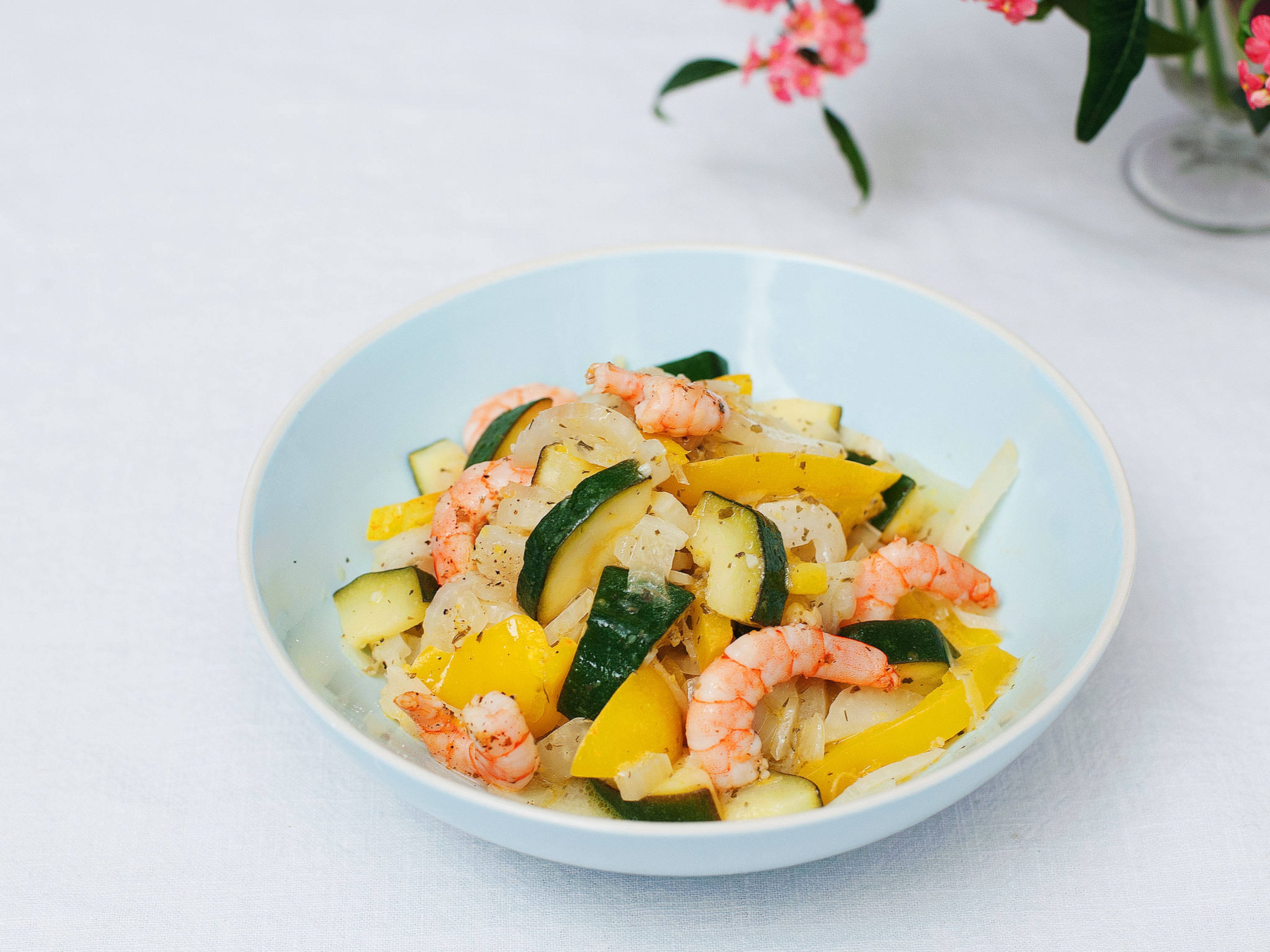 Salat mit marinierten Garnelen und Gemüse