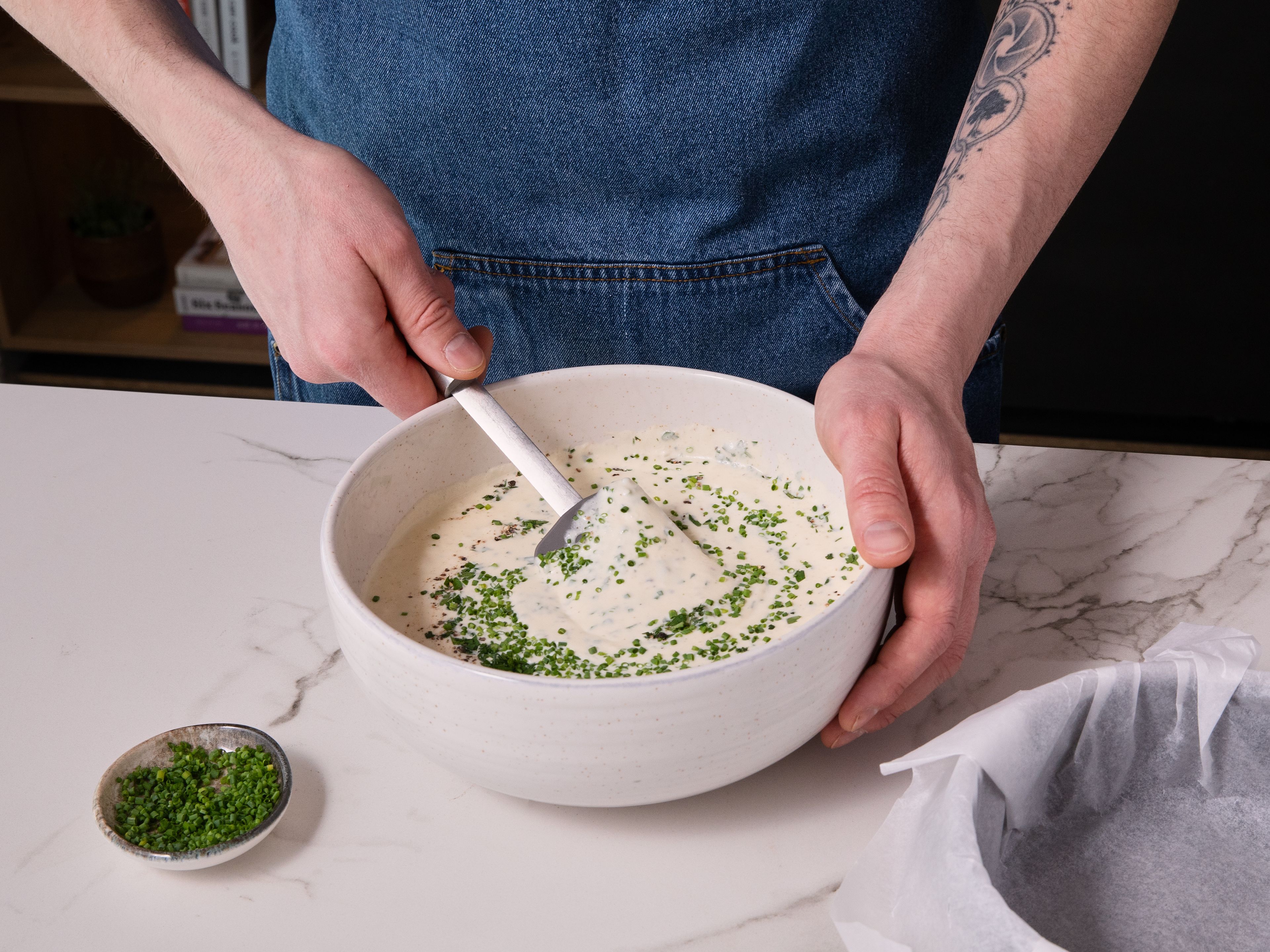 Frische Kräuter fein hacken und unter die Käsemasse rühren. Masse in die vorbereitete Springform füllen und den Cheesecake ca. 40–50 Min. backen, bis die Ränder und die Oberfläche goldbraun sind und der Kern noch leicht wackelig ist. Lasse den Kuchen bei Zimmertemperatur abkühlen und stelle ihn dann mind. 4 Std. (oder über Nacht) in den Kühlschrank. Zum Servieren den Cheesecake nach Belieben mit frischen Kräutern, Oliven oder Nüssen garnieren.