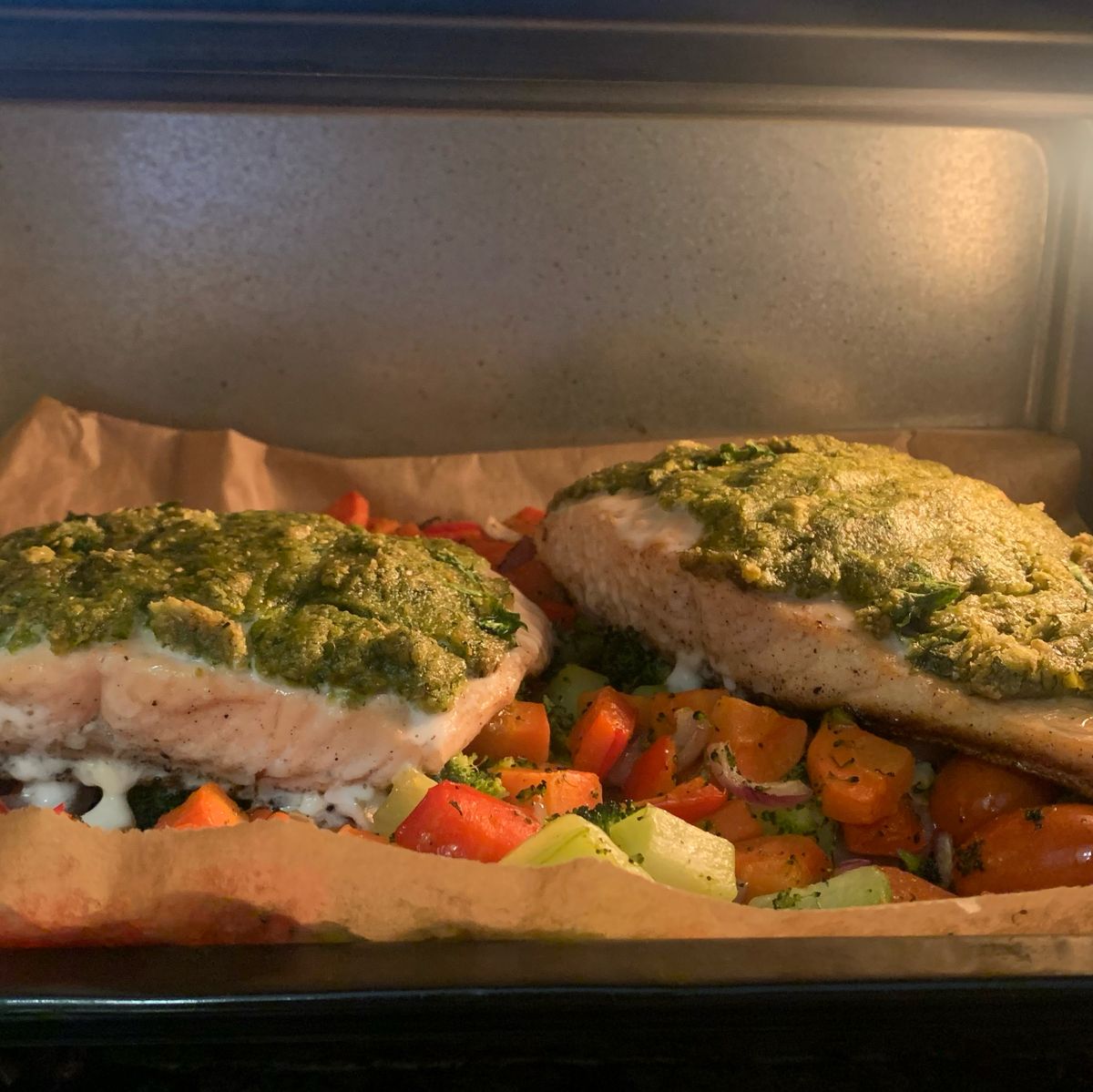 Lachs mit Kräuterkruste, Kartoffeln und Ofengemüse | Rezept | Kitchen ...