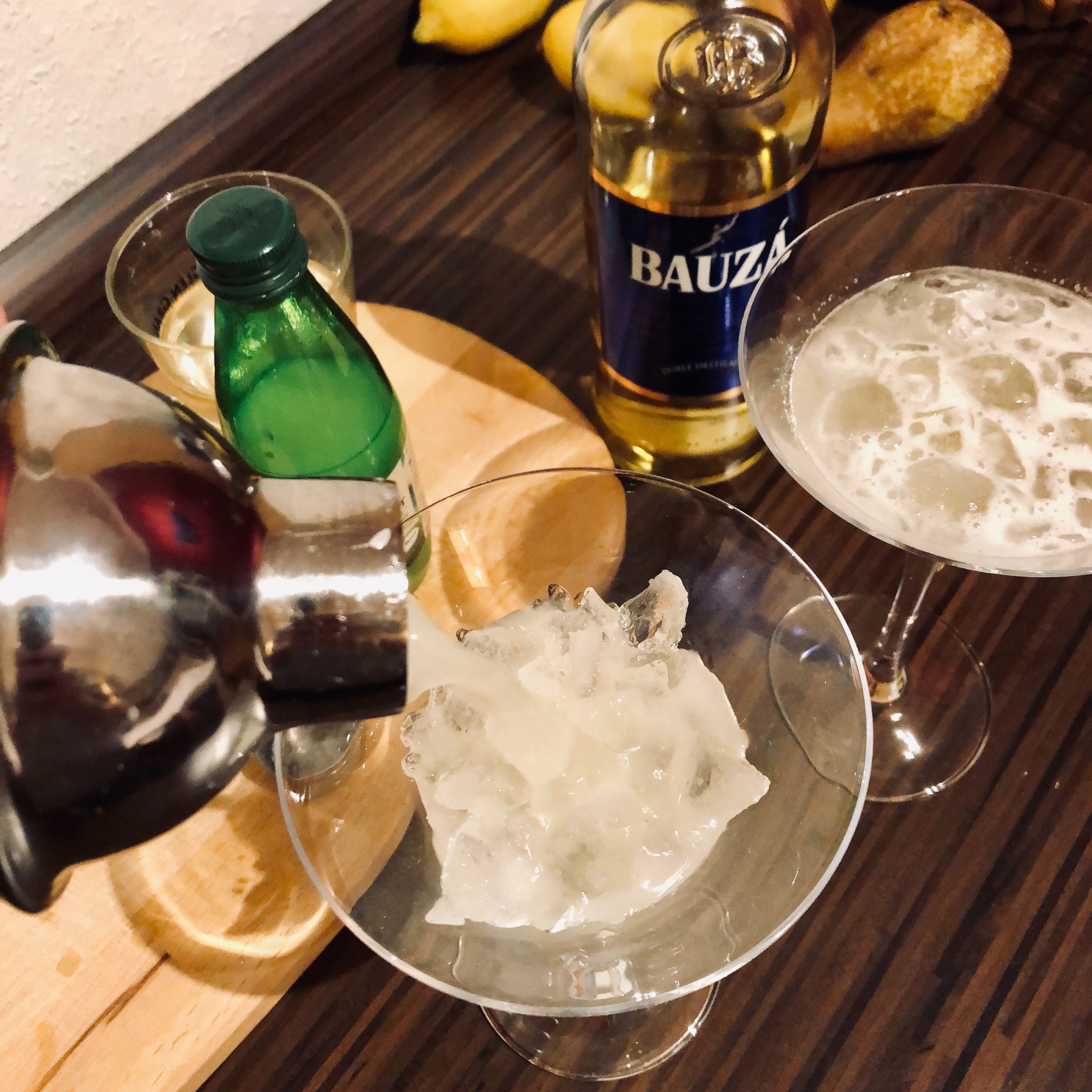 Eiswürfel dazugeben und nochmal wenige Sekunden shaken. Crushed Ice in zwei Cocktailgläser füllen und den Pisco Sour abseihen. Mit je einer Prise Zimt garnieren.