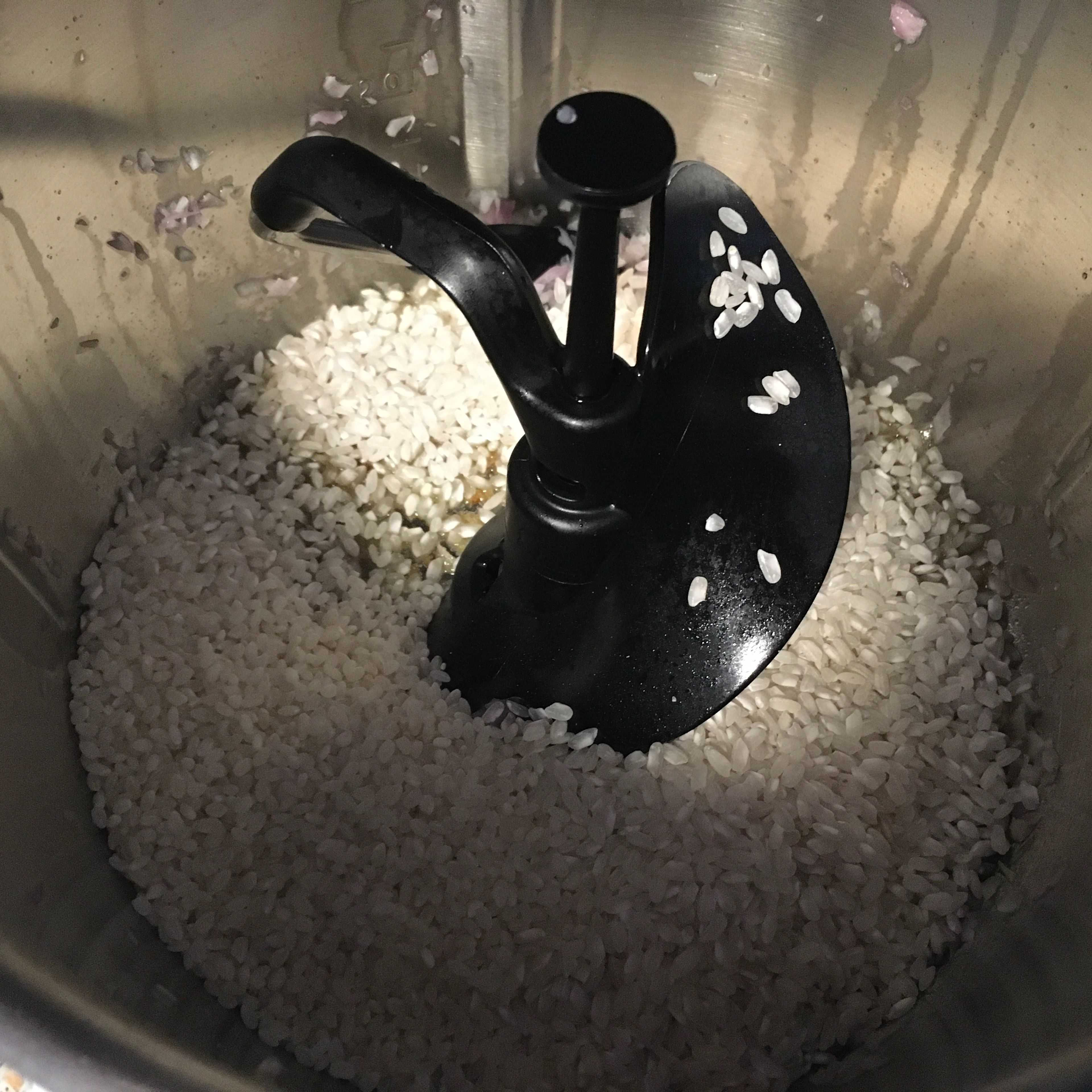 Reis hinzufügen, Deckel schließen und ohne Messbecher dünsten (3D-Rührer | Stufe 3 | 120°C | 3 Min.).