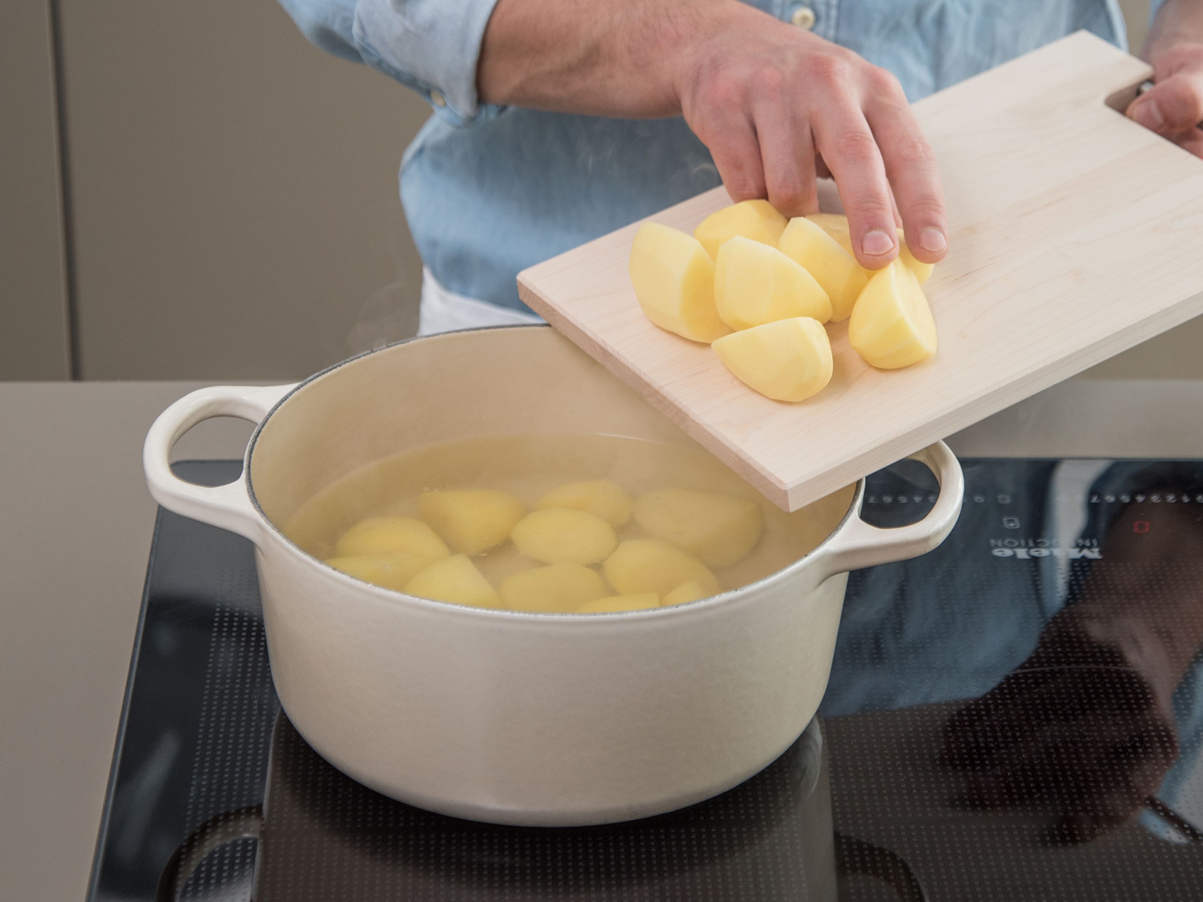 Kartoffeln schälen und vierteln. In einem großen Topf gesalzenes Wasser zum Kochen bringen. Kartoffeln in den Topf geben und ca. 20 Min. kochen, oder bis sie gar sind. Anschließend abgießen und warm halten.