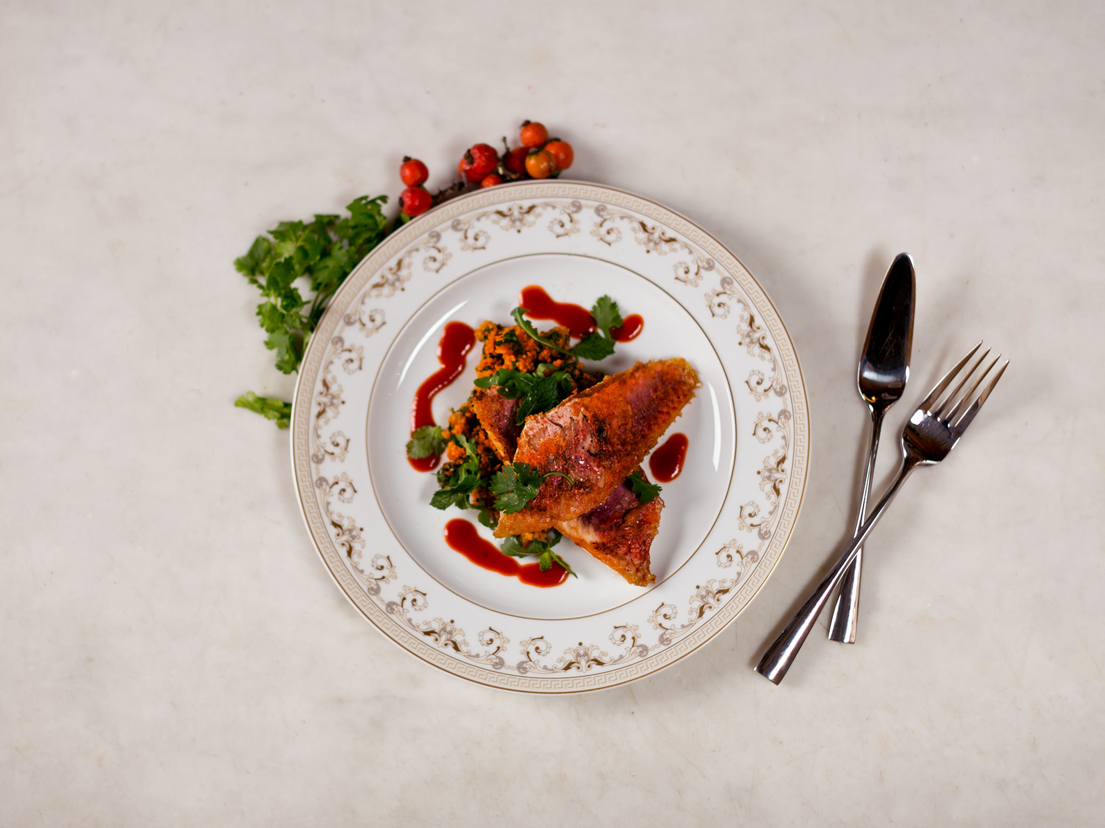 Krosse Rotbarbe auf Paprika-Couscous