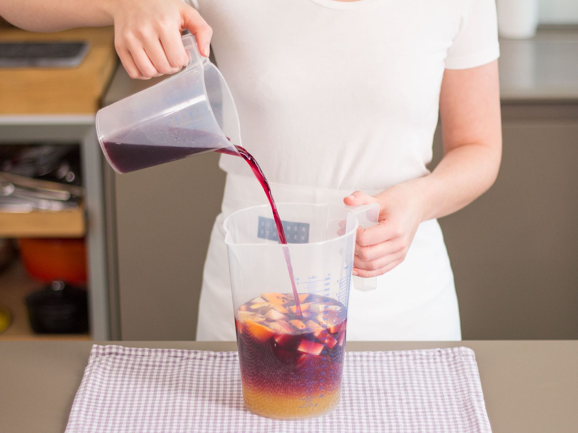 Erfrischende, traditionelle spanische Sangria | Rezept | Kitchen Stories
