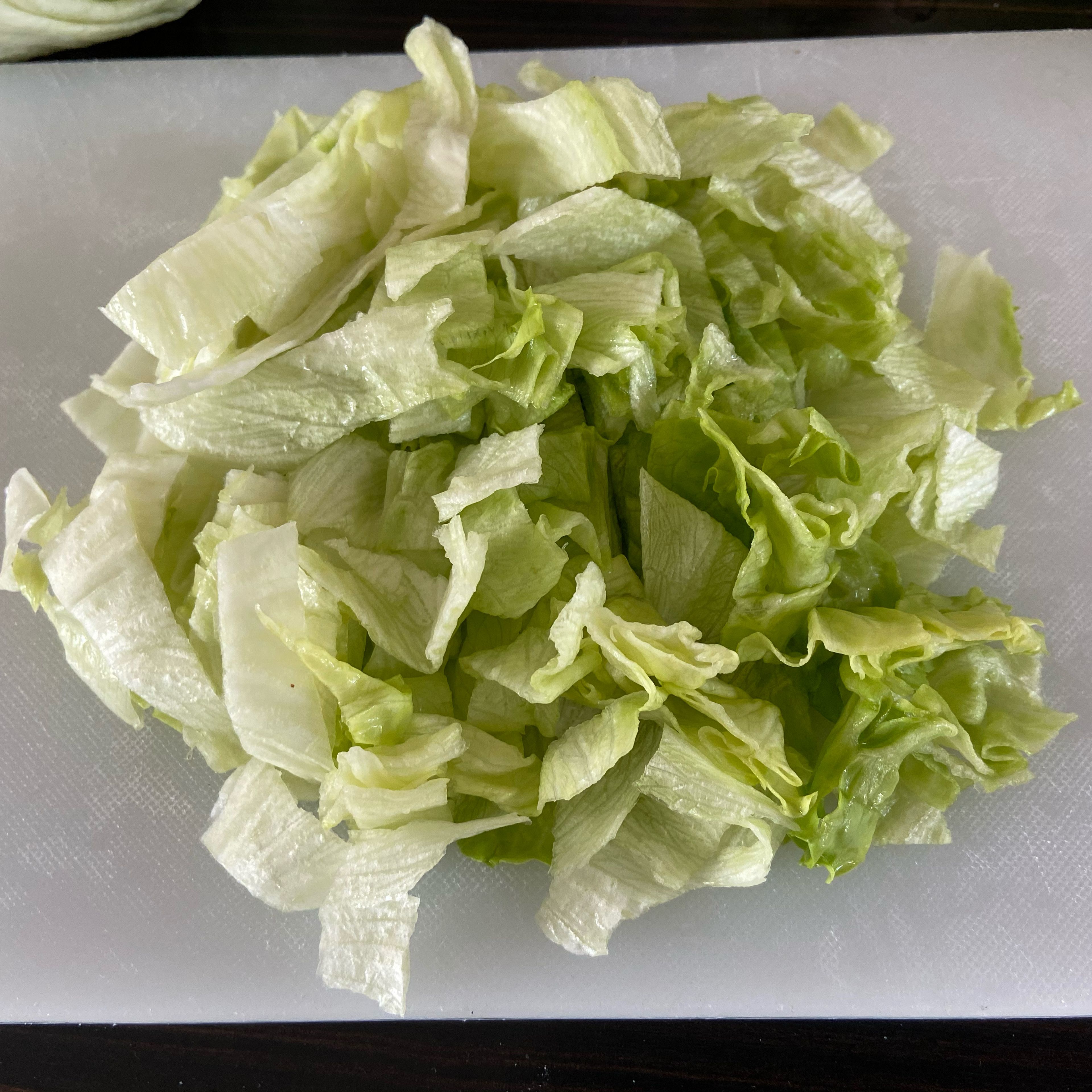 Slice the lettuce leaves to strips and add to the sauce, make sure it covers every piece and set a side. Slice the tomato to big round slices and set aside.