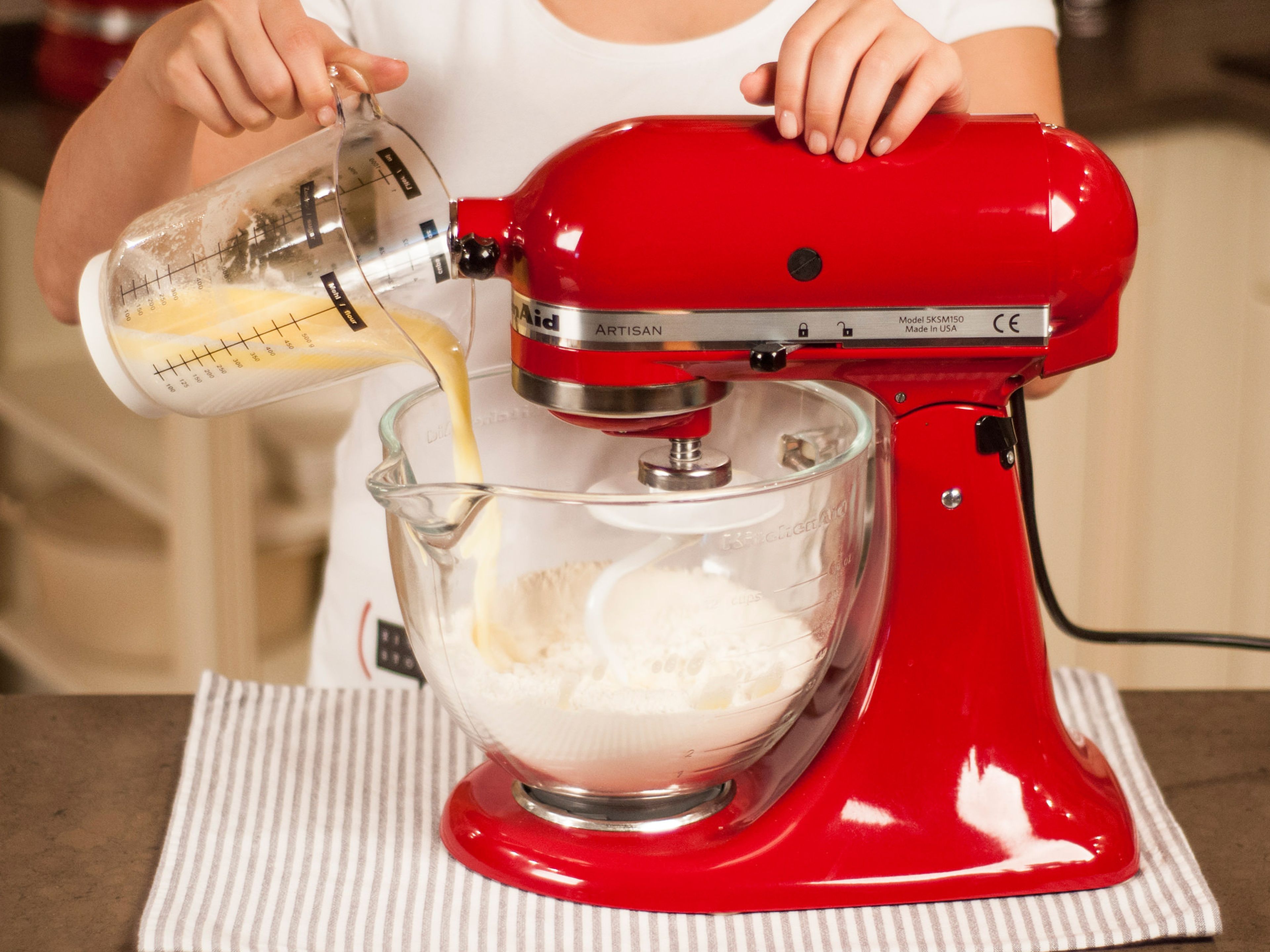 Mit dem Standmixer oder Handrührgerät mit Knethaken Mehl zusammen mit der warmen Milchmischung ca. 6 – 10 Min. kneten, bis ein geschmeidiger Teig entsteht.