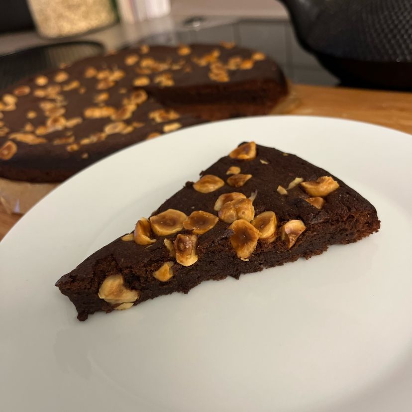 Scholaden-Tarte mit gerösteten Haselnüssen