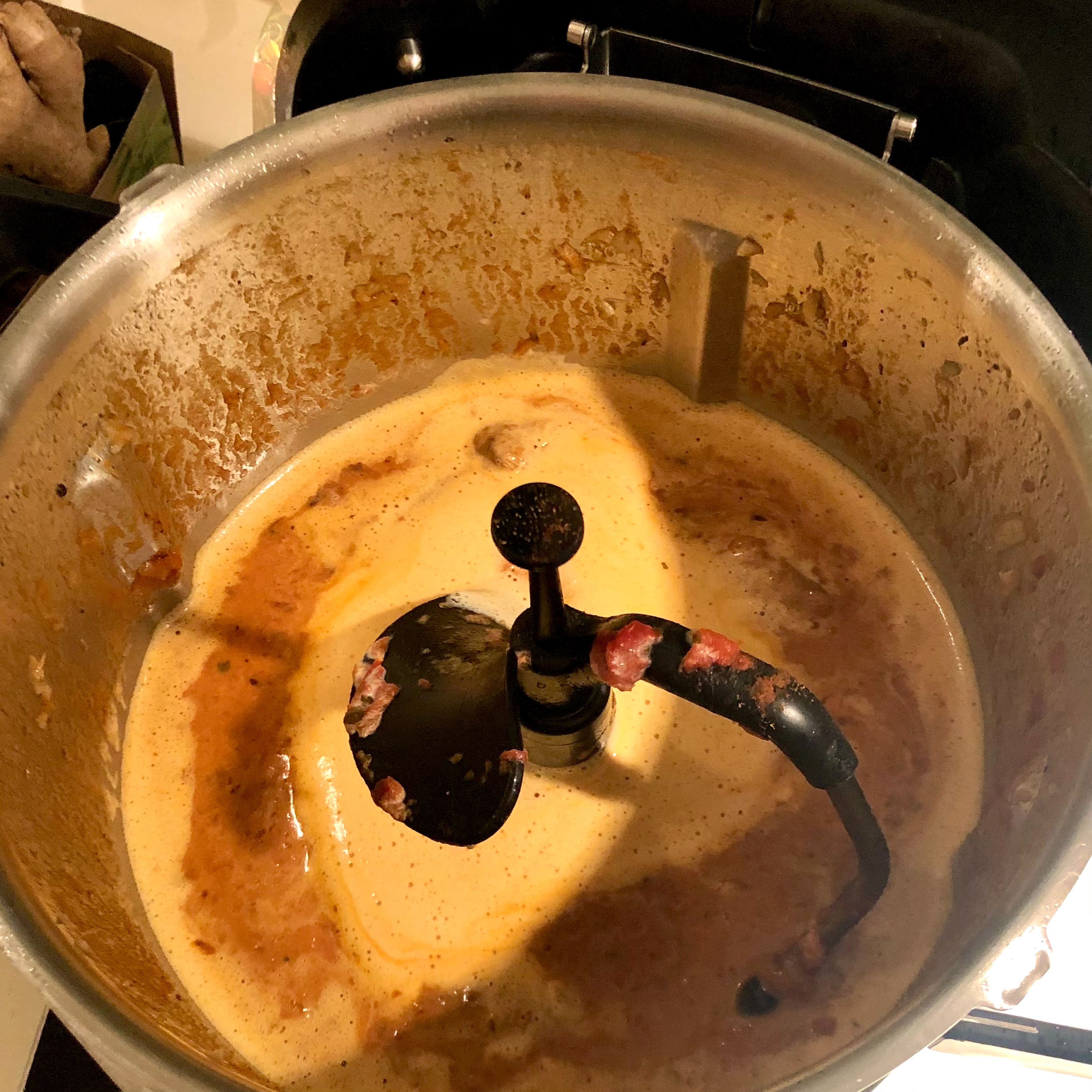 Sahne mit Mehl verquirlen. Cookit pausieren, öffnen und Sauce mit Salz, Pfeffer und zusätzlicher Schärfe nach Gusto würzen. Sahne-Mehl-Mischung zugeben, Deckel ohne Messbecher schließen und kurz aufkochen (3D-Rührer | Stufe 3 | 95°C | 1 Min.). Cookit öffnen, Fleischsaft mit Sauce vermengen, dann Schweinebäckchen einlegen und aufwärmen (3D-Rührer | Stufe 1 | 70°C | 5 Min.). Guten Appetit!