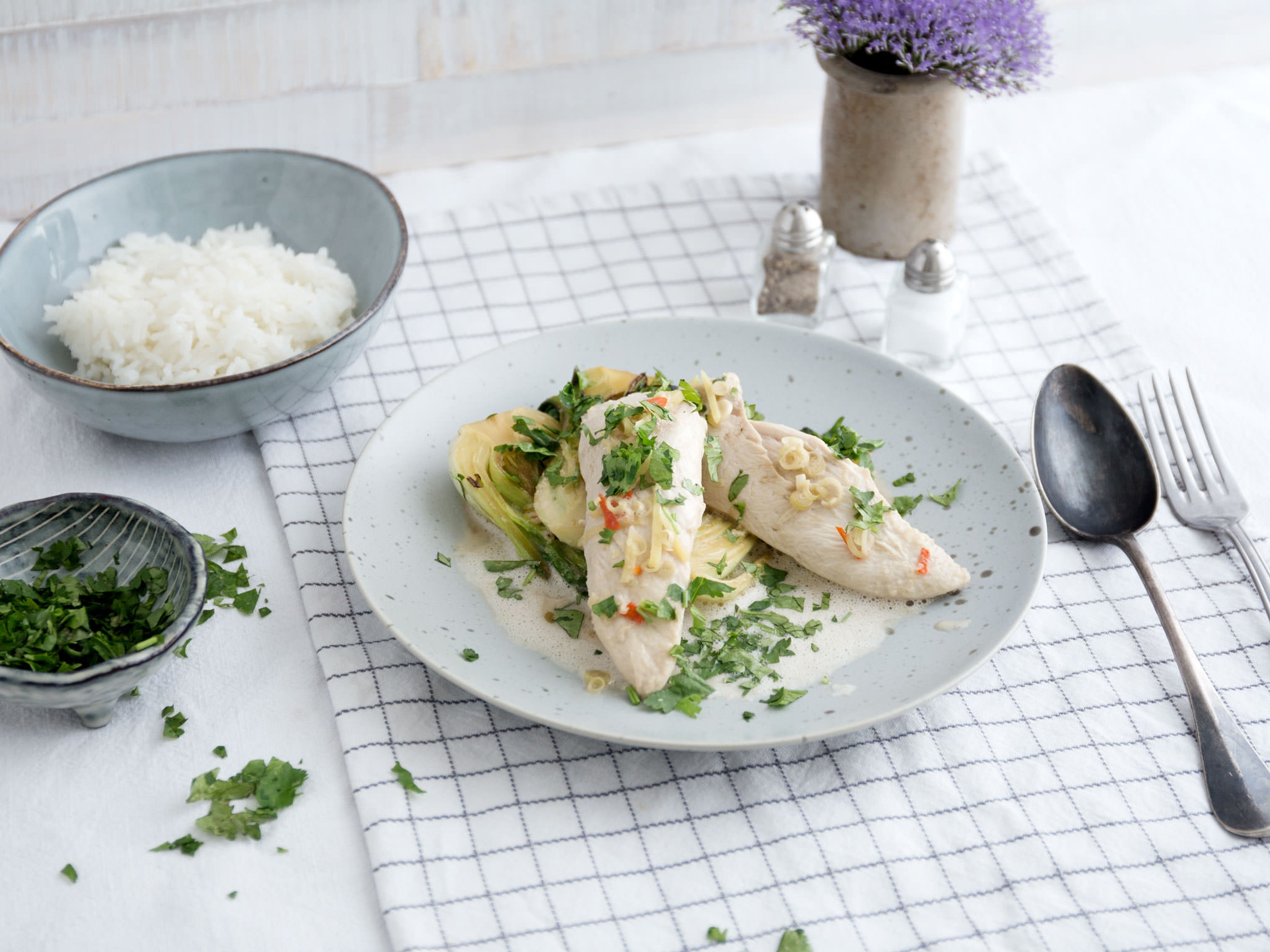 Pochiertes Kokos-Hähnchen mit Pak Choi