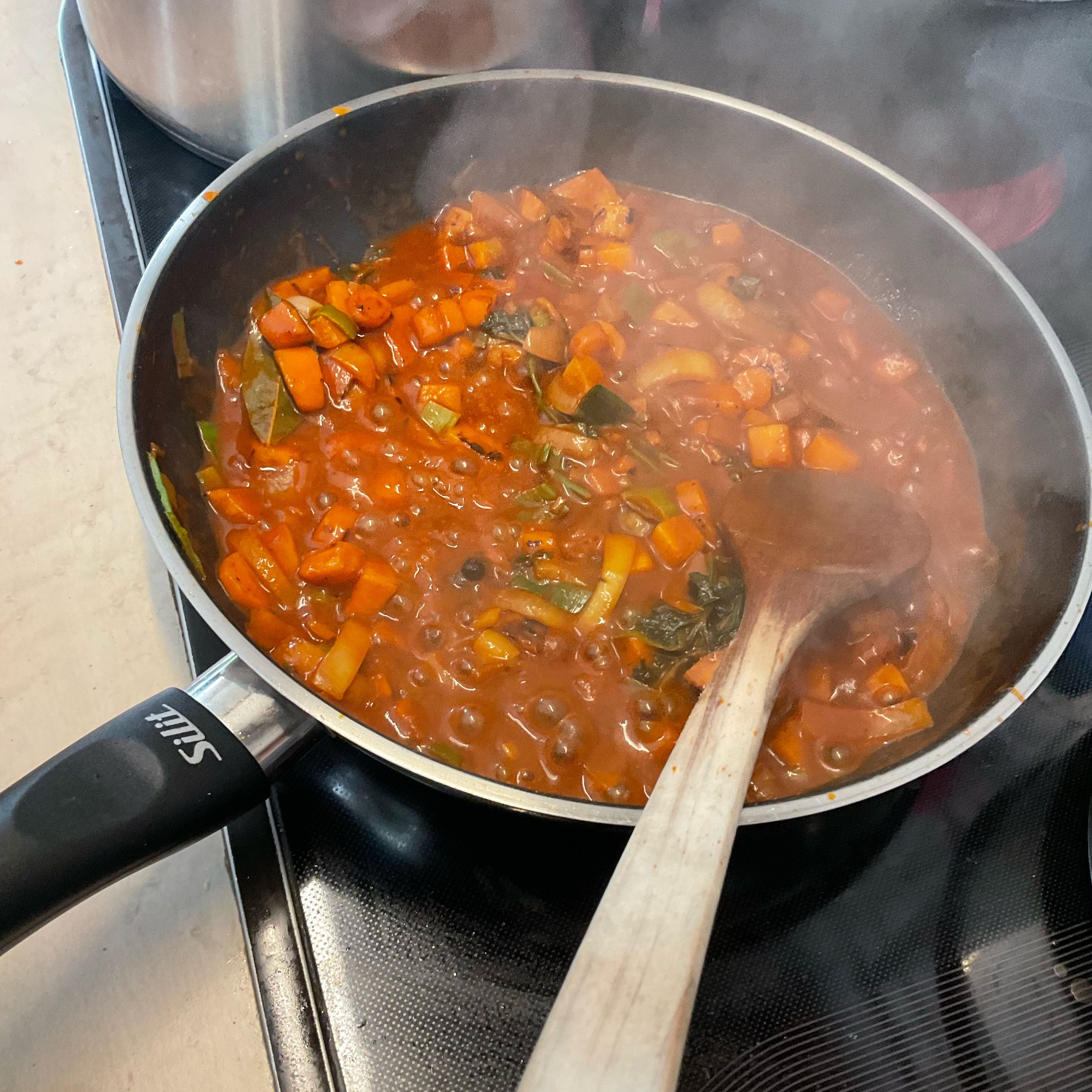 Mit etwas Bockbier aufgegossen, das Tomatenmark zugegeben und ca. 1/4 h gut gekocht, abgesiebt und beiseite gestellt. Diese „Gemüseröstung“ gibt der Bratensauce später die dunkle Farbe und einen unnachahmlichen feinen Geschmack.