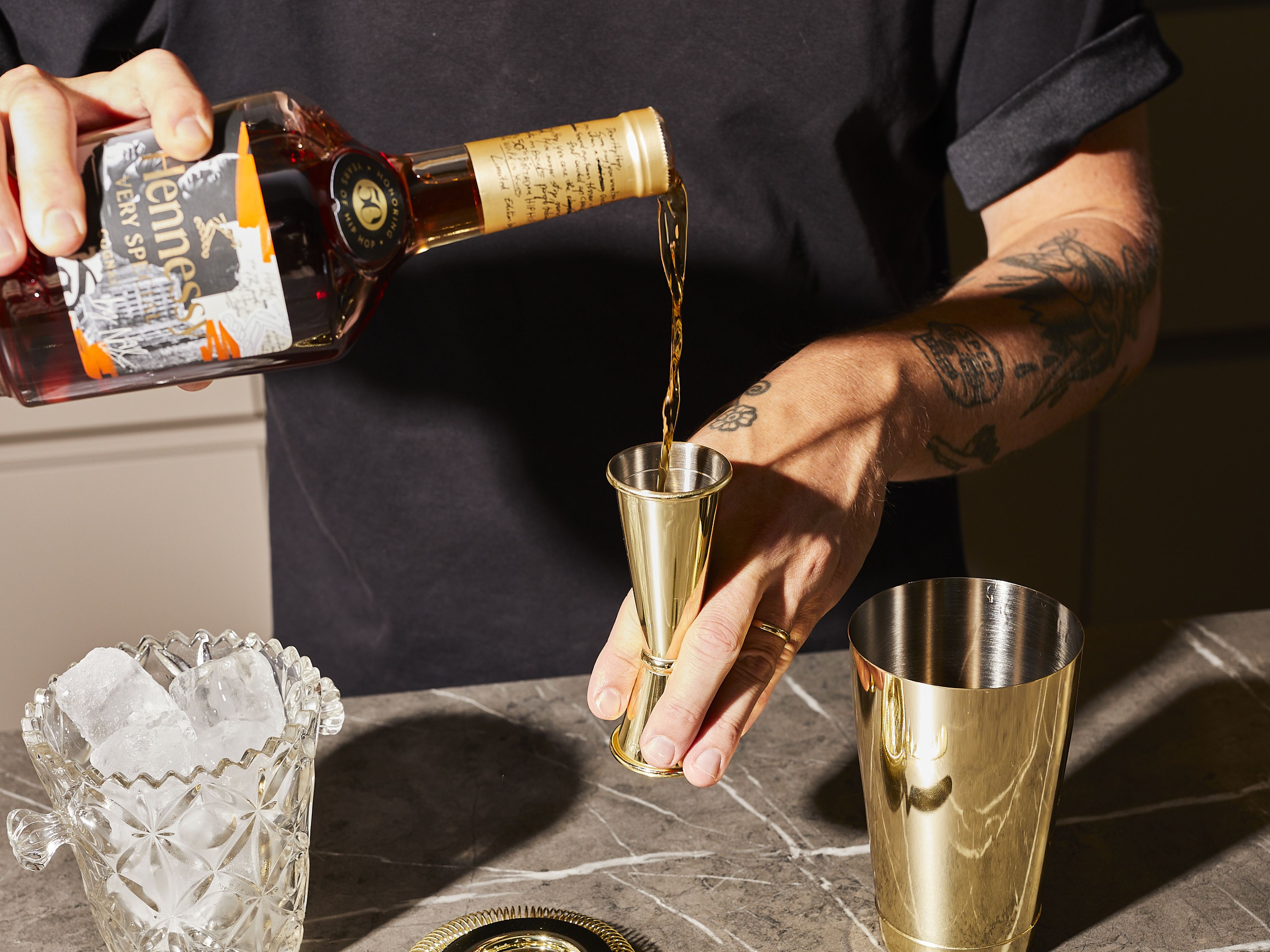 Hennessy V.S, Zitronensaft, Birnensaft und Honig in einen Shaker geben.