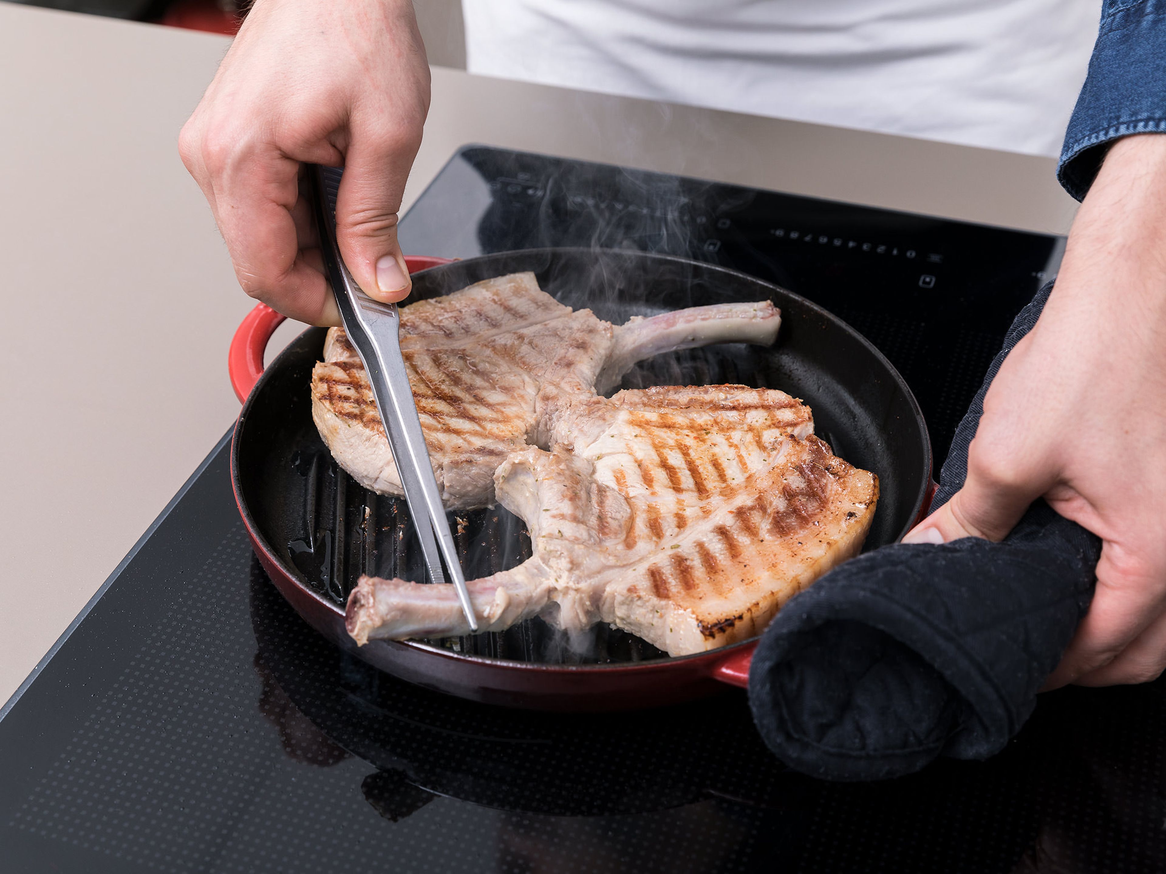 Anschließend das Fleisch je nach gewünschter Garstufe auf einem Grill, in einer Grillpfanne oder dem Backofen zubereiten. Guten Appetit!